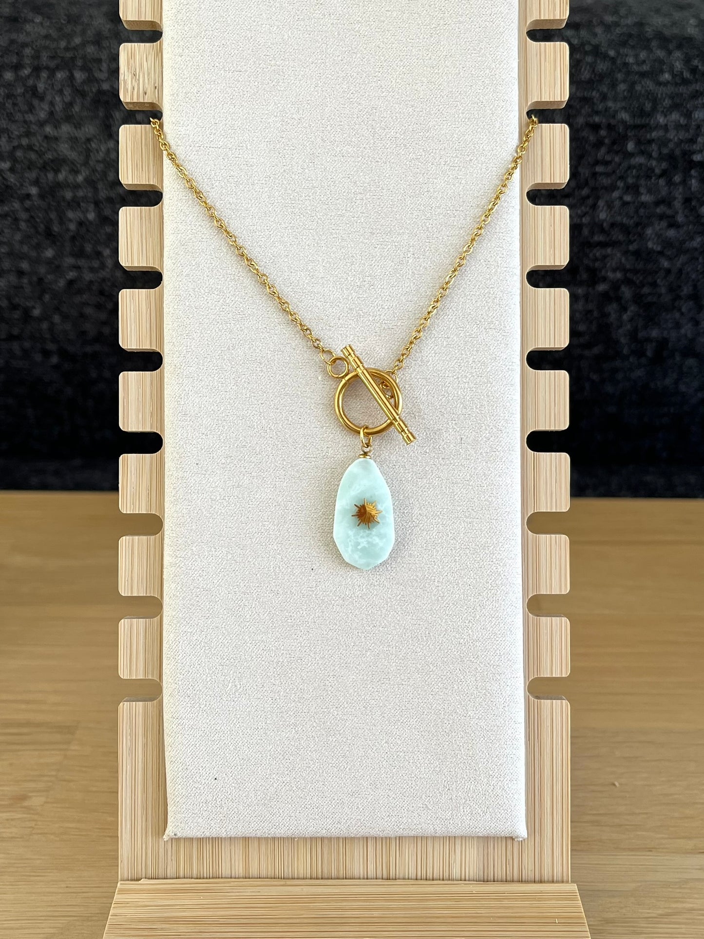 Collier fantaisie fait main en acier inoxydable doré.
Pendentif en pierre couleur vert d'eau.
Bijou fantaisie fait main.