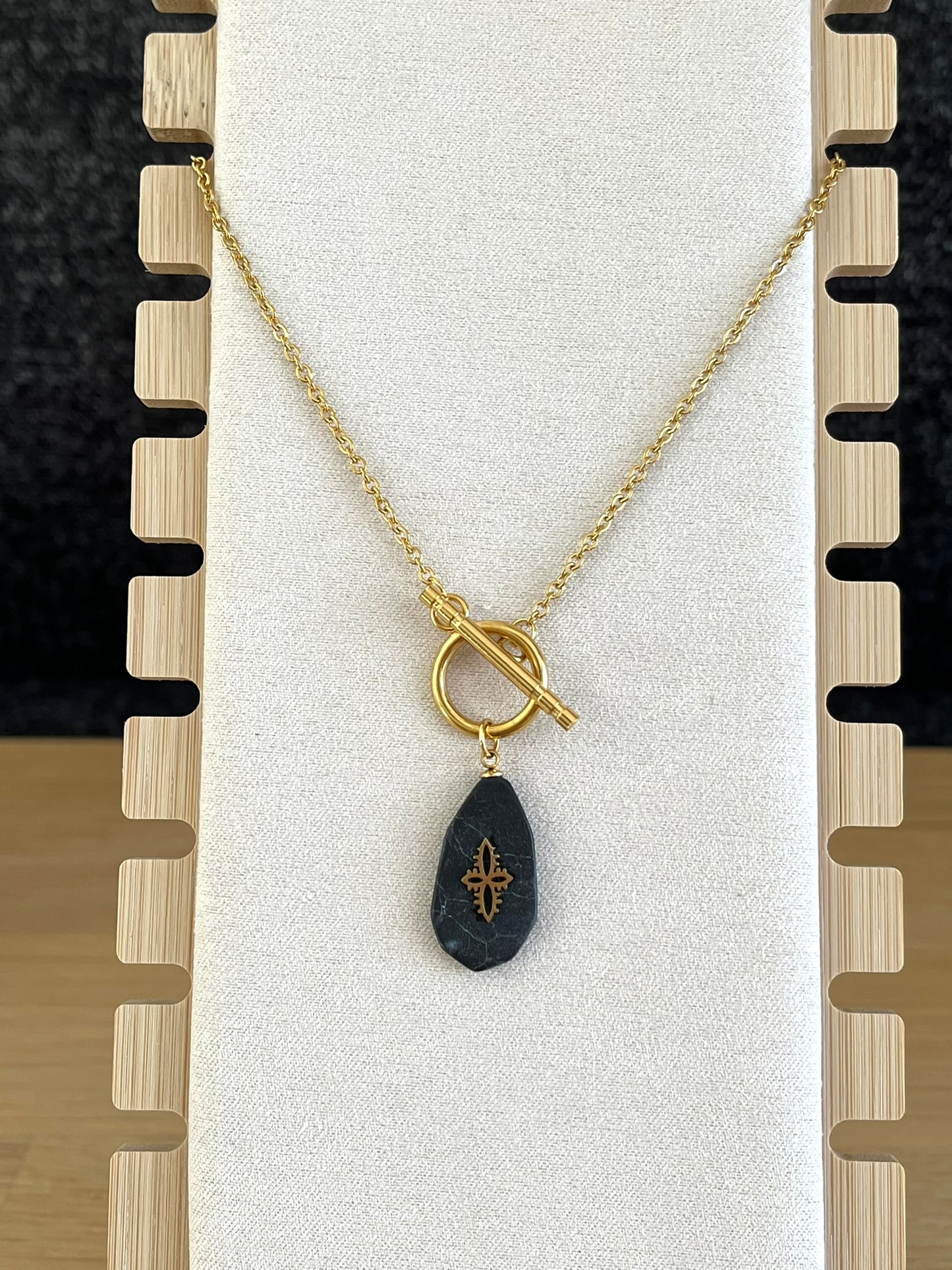 Collier fantaisie fait main en acier inoxydable doré.
Pendentif en pierre noire.
Bijou fantaisie fait main.