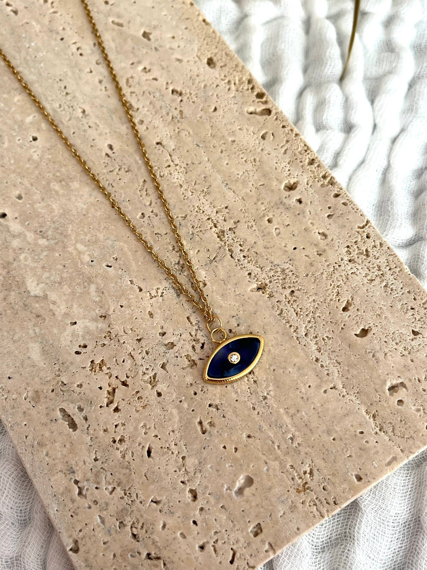 Collier fantaisie fait main.
Collier en acier inoxydable doré. Pendentif oeil bleu foncé.
Bijou fantaisie fait main.