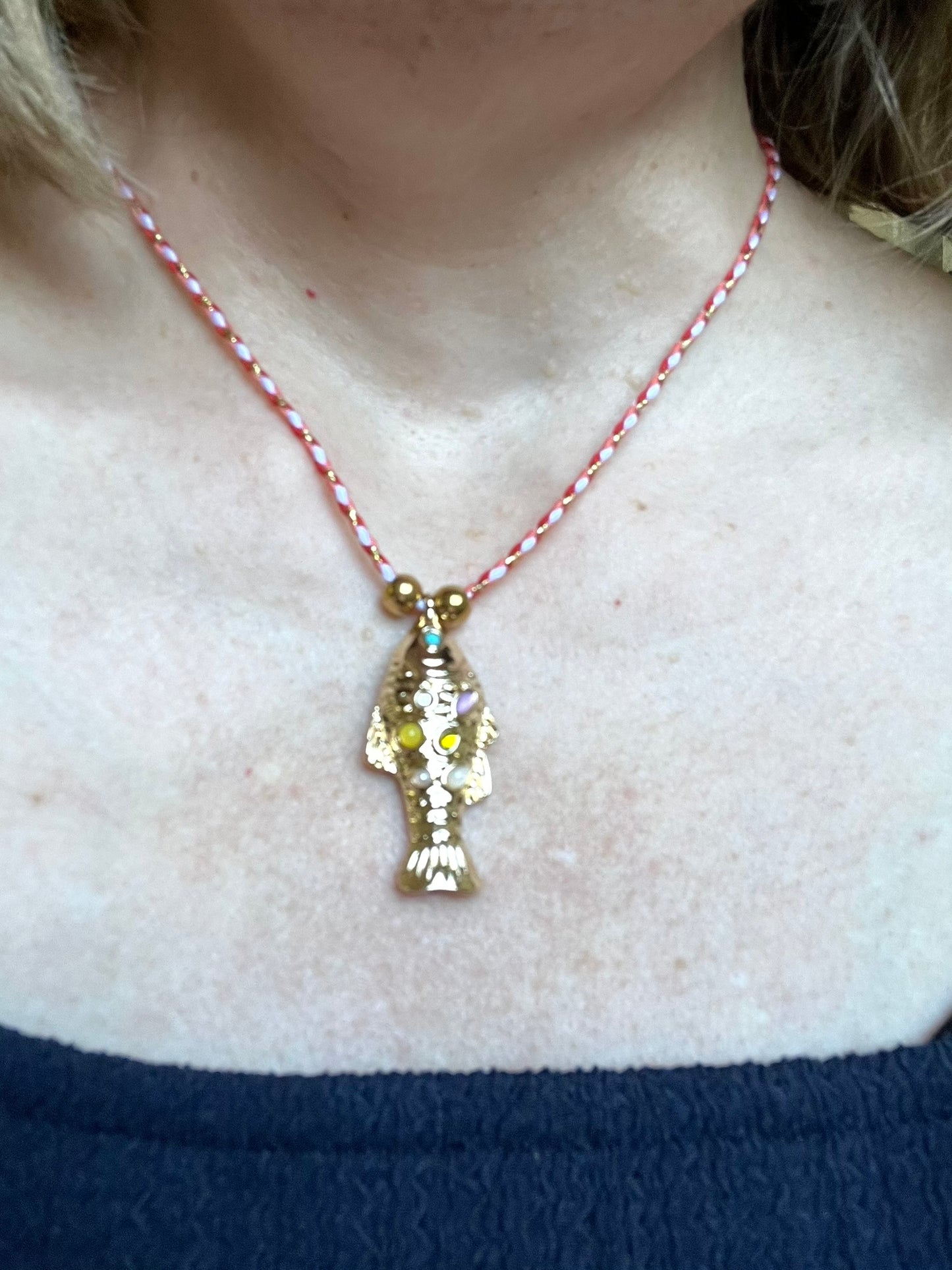 Collier fantaisie fait main.
Collier en cordon tresse en coton rose, turquoise, doré.
Pendentif poisson doré orné de pierres rose, jaune, vert.
Longueur de 41 à 46 cm.
Bijou fantaisie fait main