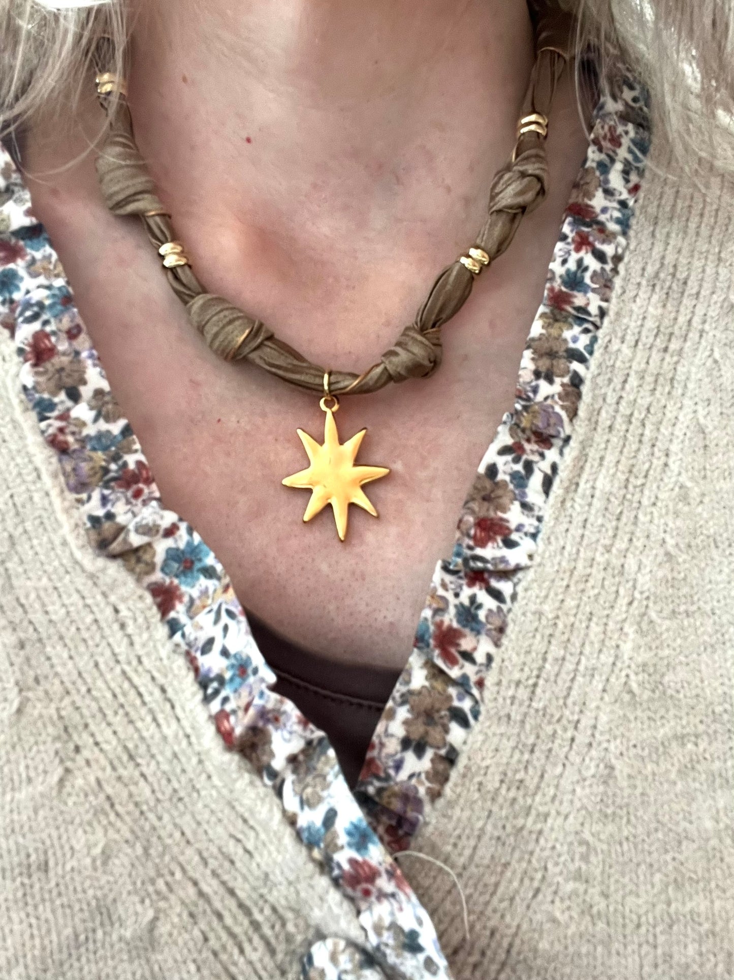 Collier en tissu couleur taupe et pendentif étoile doré
Tissu satiné et pendentif en acier inoxydable.
Longueur: 44cm + 5cm
Bijou fantaisie fait main.