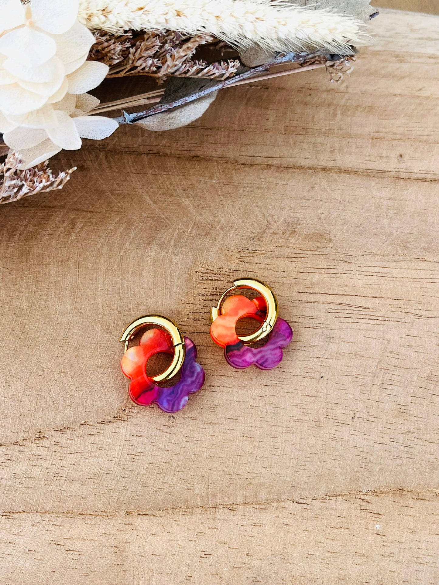 Boucles d'oreilles créoles fantaisie faites main.
Créoles en acier inoxydable or de 15mm
Fleur en acrylique de 18mm dans les tons orange et violet.
Bijou fantaisie fait main.