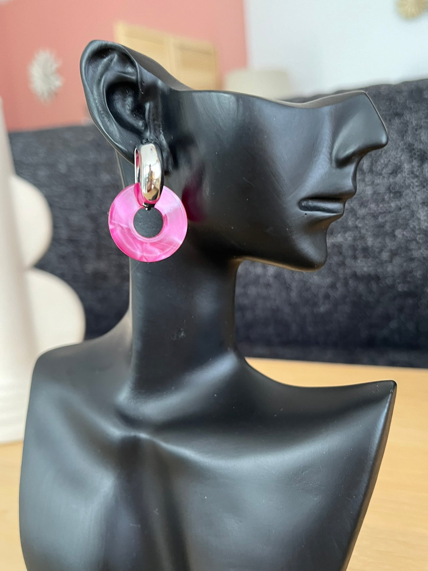 Boucles d'oreilles créoles GISELE - argenté et donut acrylique
