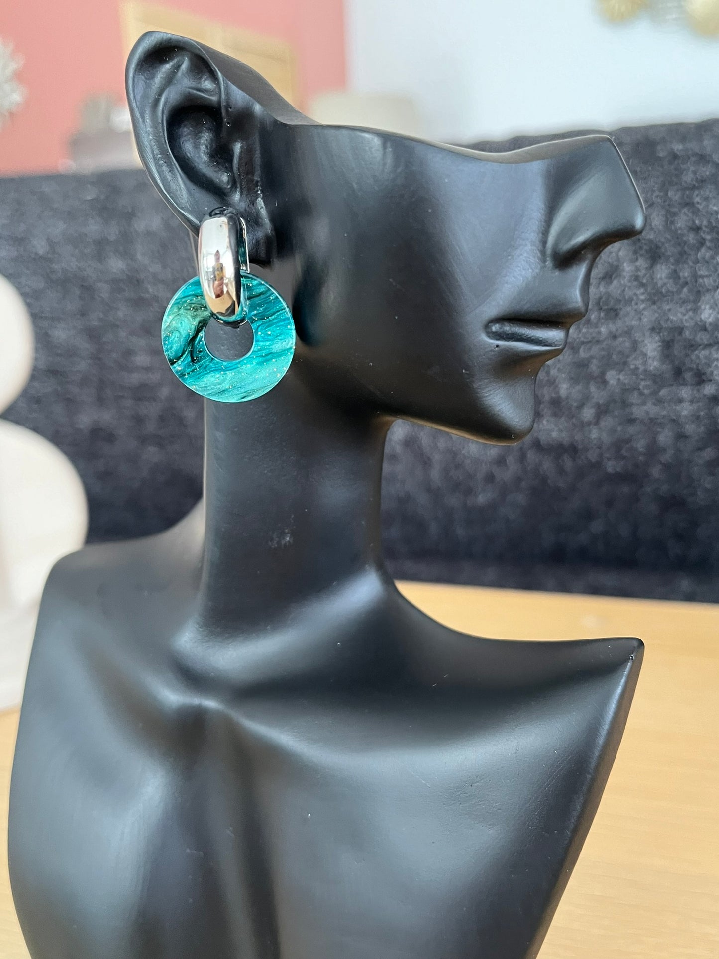 Boucles d'oreilles créoles GISELE - argenté et donut acrylique