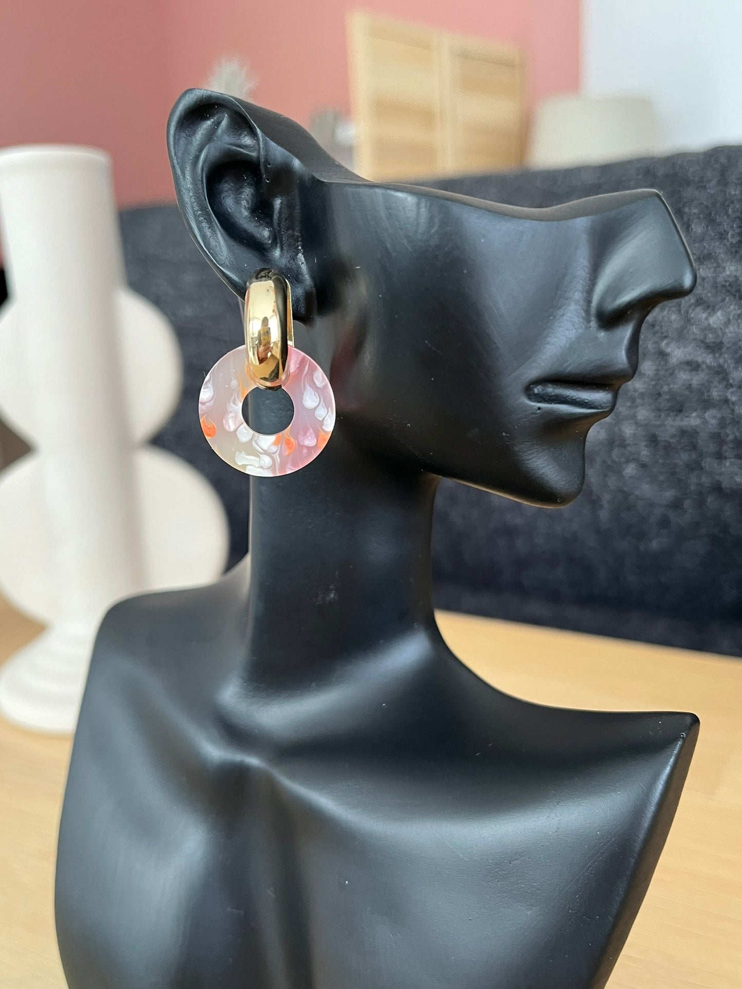 Boucles d'oreilles créoles GISELE - doré et donut acrylique