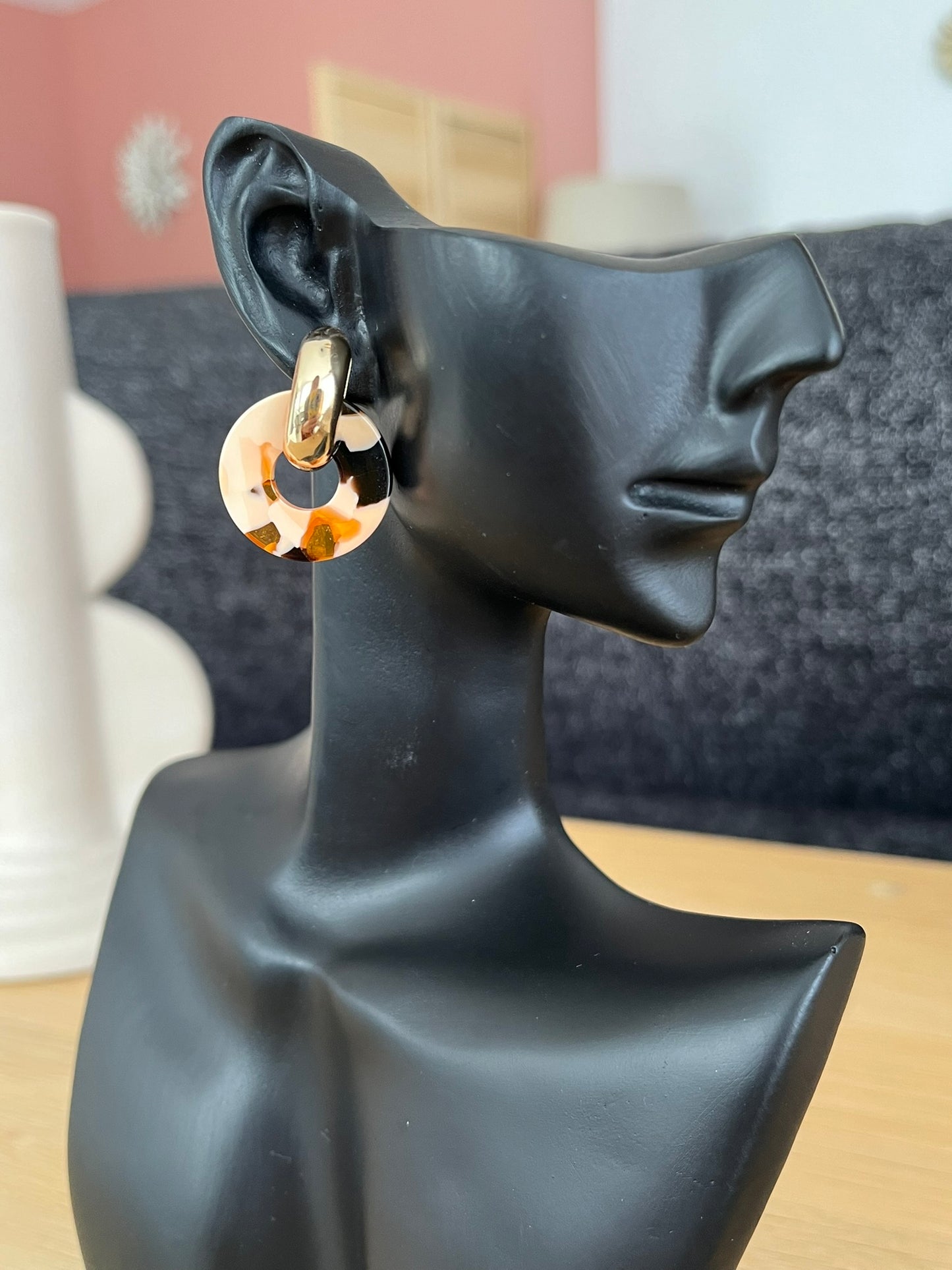 Boucles d'oreilles créoles GISELE - doré et donut acrylique