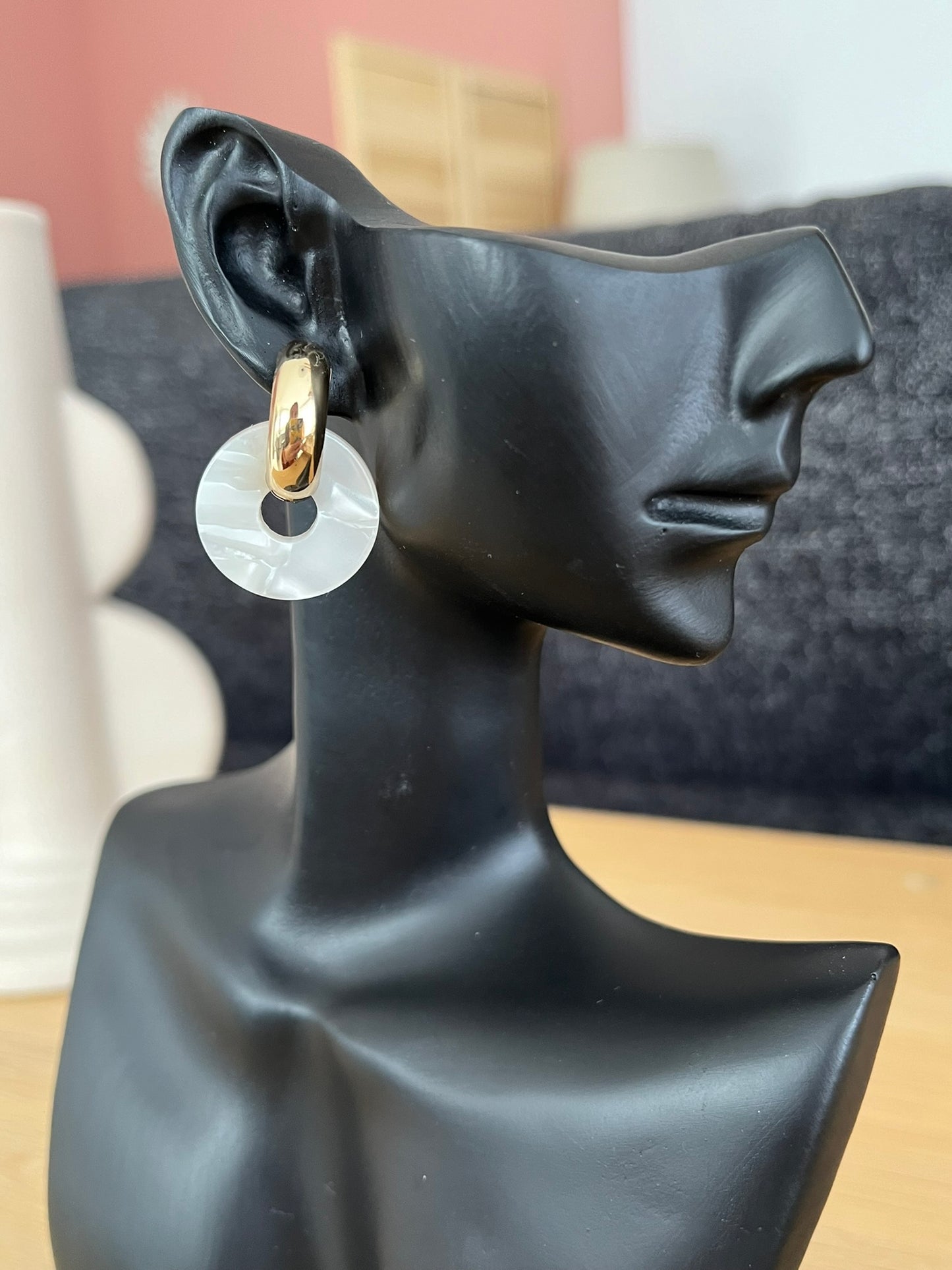 Boucles d'oreilles créoles GISELE - doré et donut acrylique