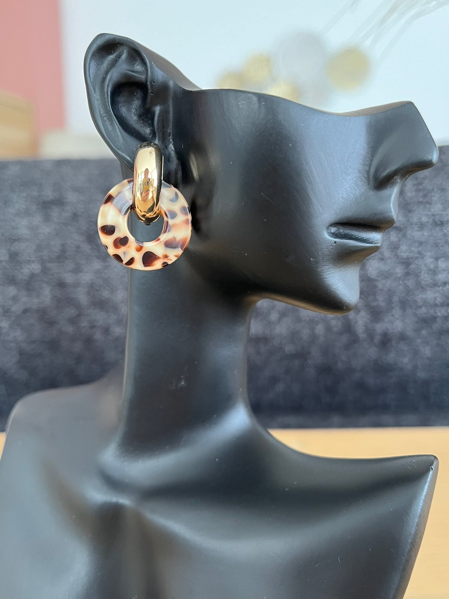 Boucles d'oreilles créoles GISELE - doré et donut acrylique