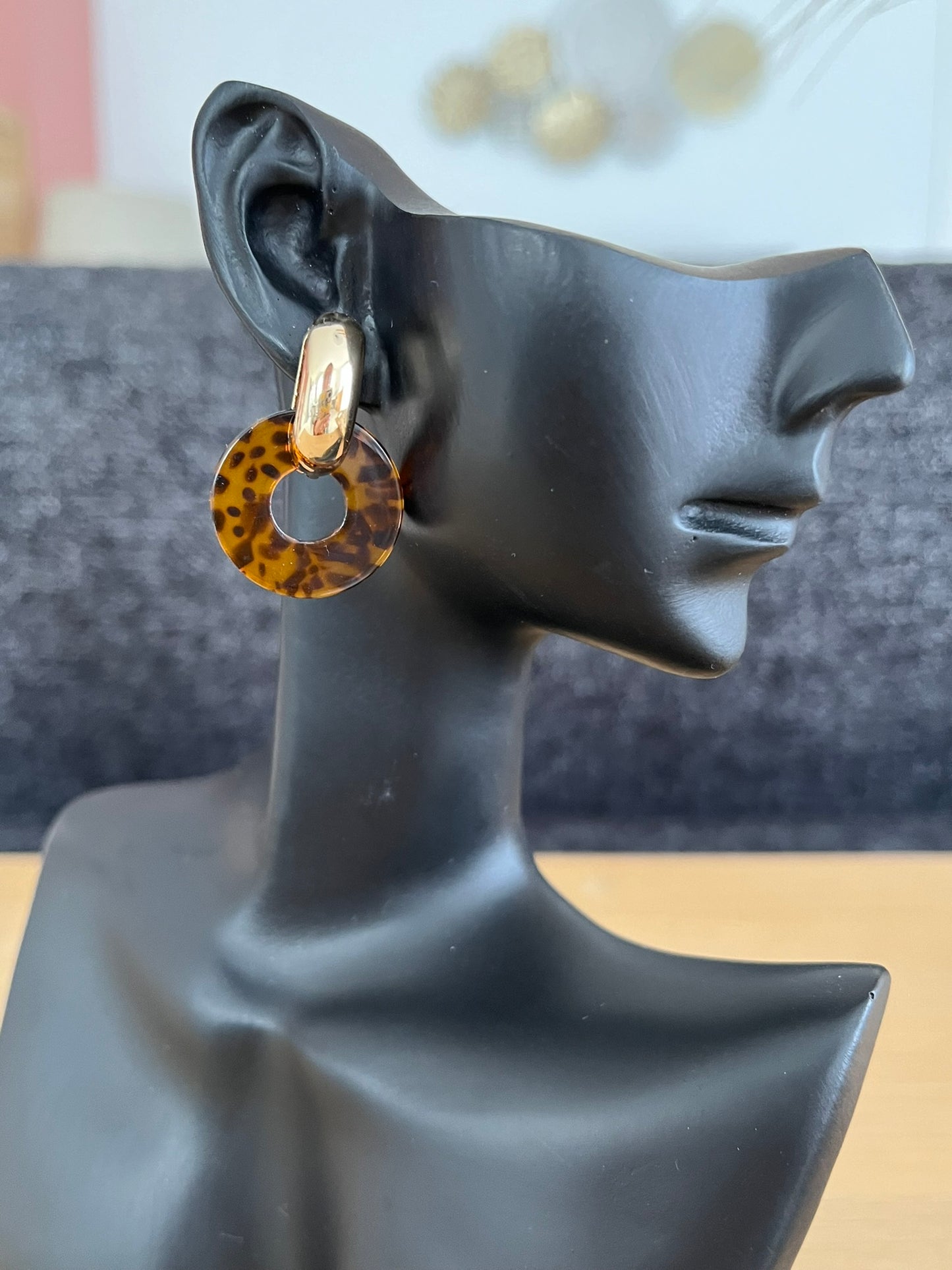 Boucles d'oreilles créoles GISELE - doré et donut acrylique