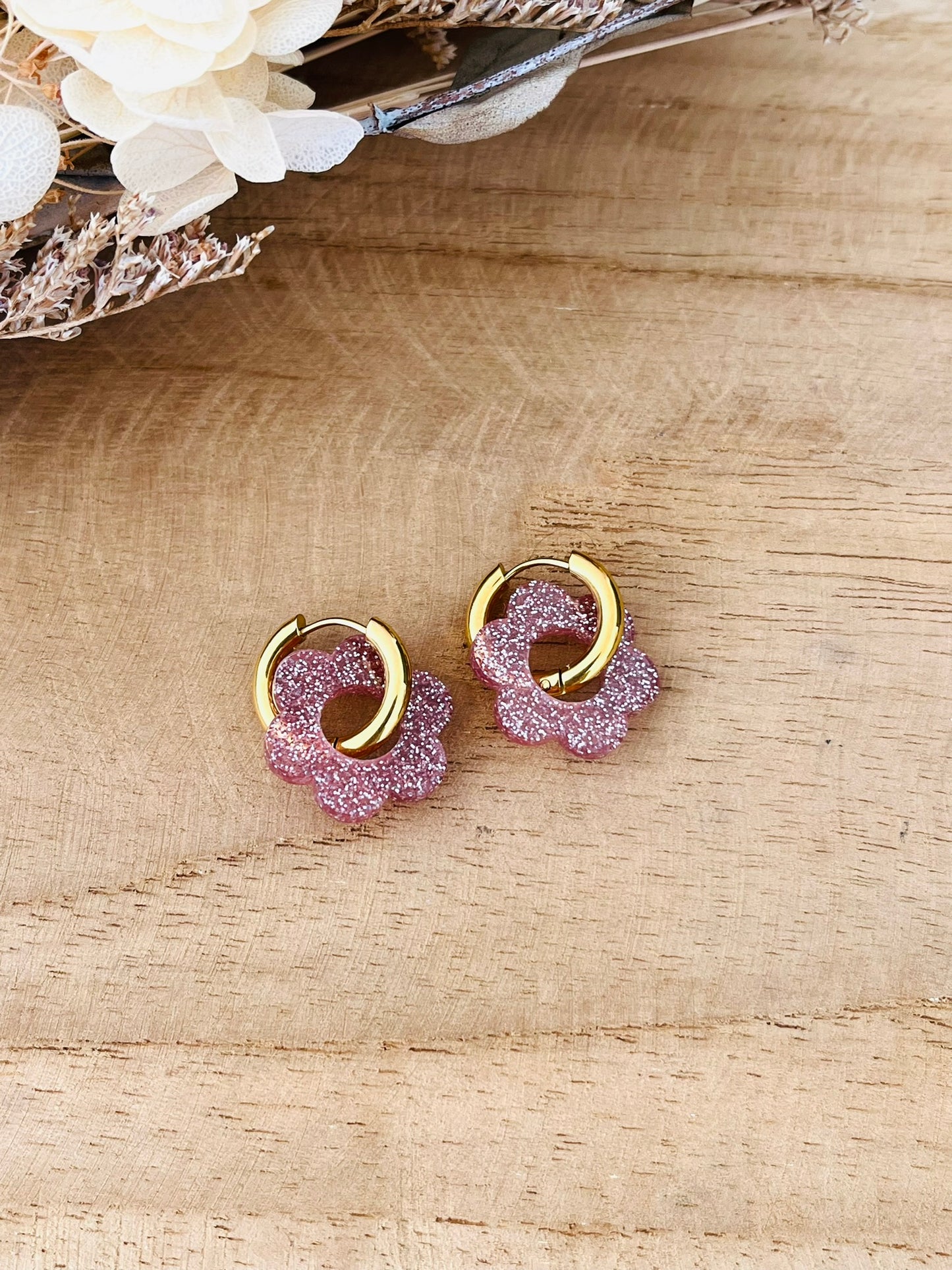 Boucles d'oreilles créoles fantaisie faites main.
Créoles en acier inoxydable doré de 15mm.
Fleur en acrylique de 18mm rose pailleté.
Bijou fantaisie fait main.