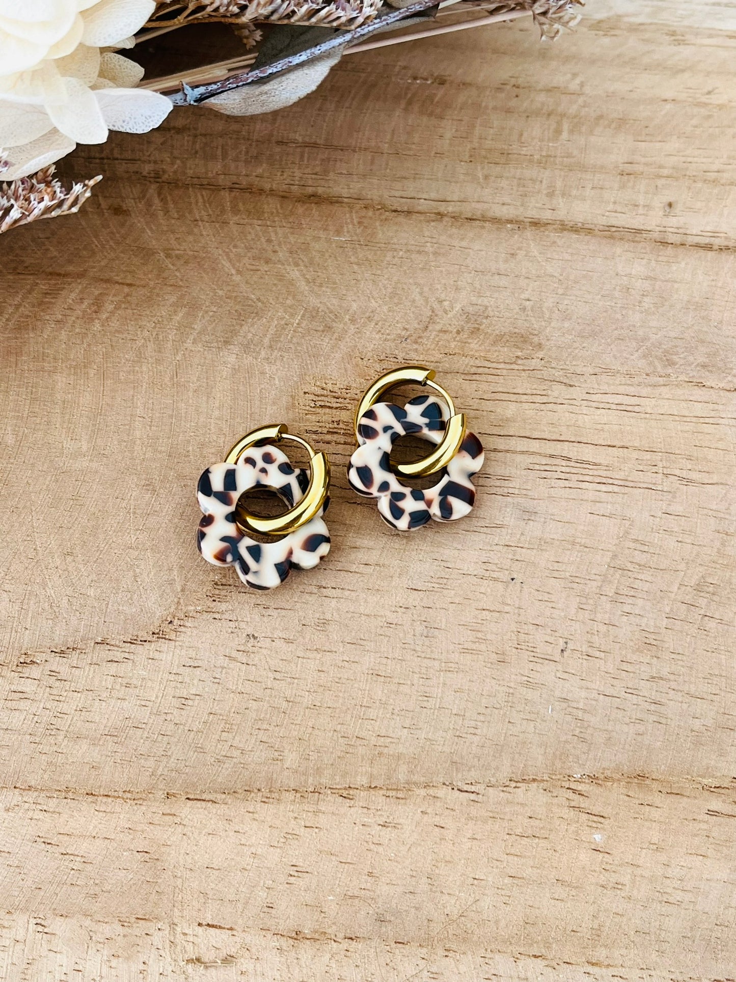 Boucles d'oreilles créoles fantaisie faites main.
Créoles en acier inoxydable doré de 15mm.
Fleur en acrylique de 18mm tacheté marron et crème.
Bijou fantaisie fait main.