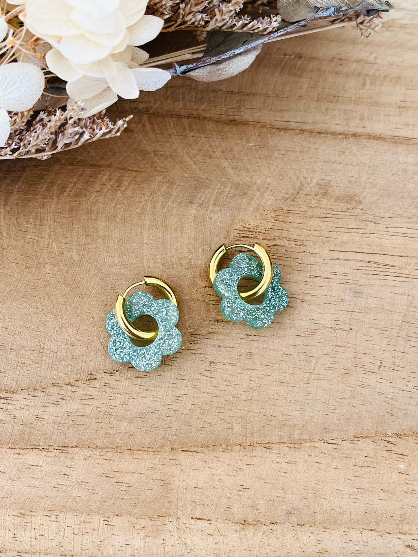 Boucles d'oreilles créoles fantaisie faites main.
Créoles en acier inoxydable de 15mm.
Fleur en acrylique de 18mm bronze pailleté.
Bijou fantaisie fait main.