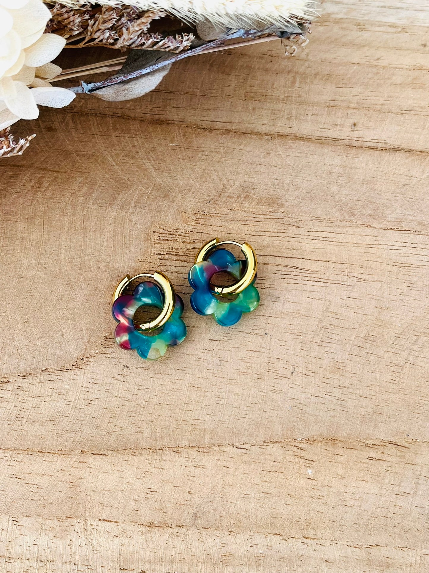Boucles d'oreilles créoles fantaisie faites main.
Créoles en acier inoxydable doré de 15mm.
Fleur en acrylique de 18mm vert, fuchsia.
Bijou fantaisie fait main.
