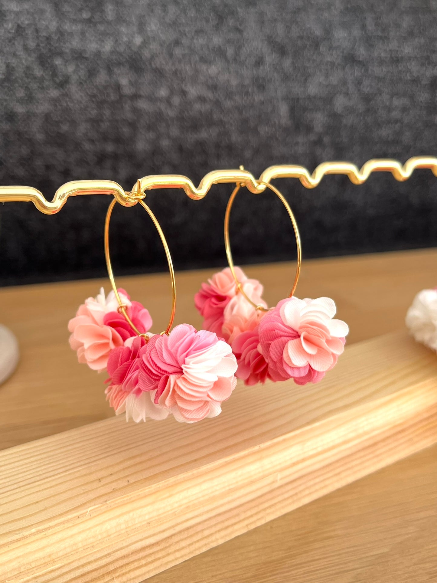 Boucles d'oreilles fantaisie fait main.
Créoles fines en acier inoxydable doré. Fleurs en tissu dans les tons de rose, beige, blanc, corail.
6 modèles différents.
Bijou fantaisie fait main.