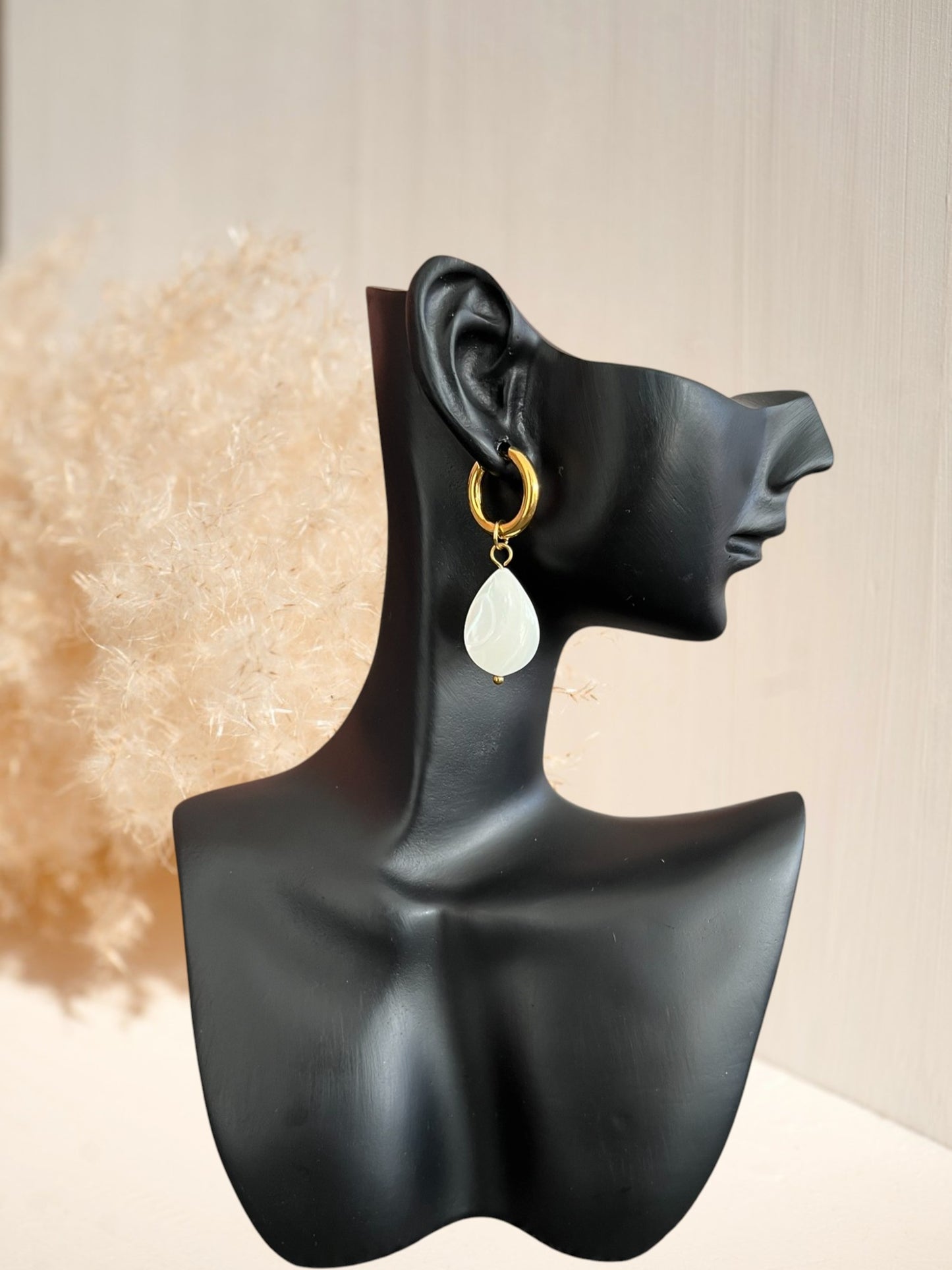 Boucles d'oreilles créoles fantaisie faites à la main.
Créoles en acier inoxydable doré de 15mm.
Pendentifs en nacre naturelle forme goutte.
Bijou fantaisie fait main.