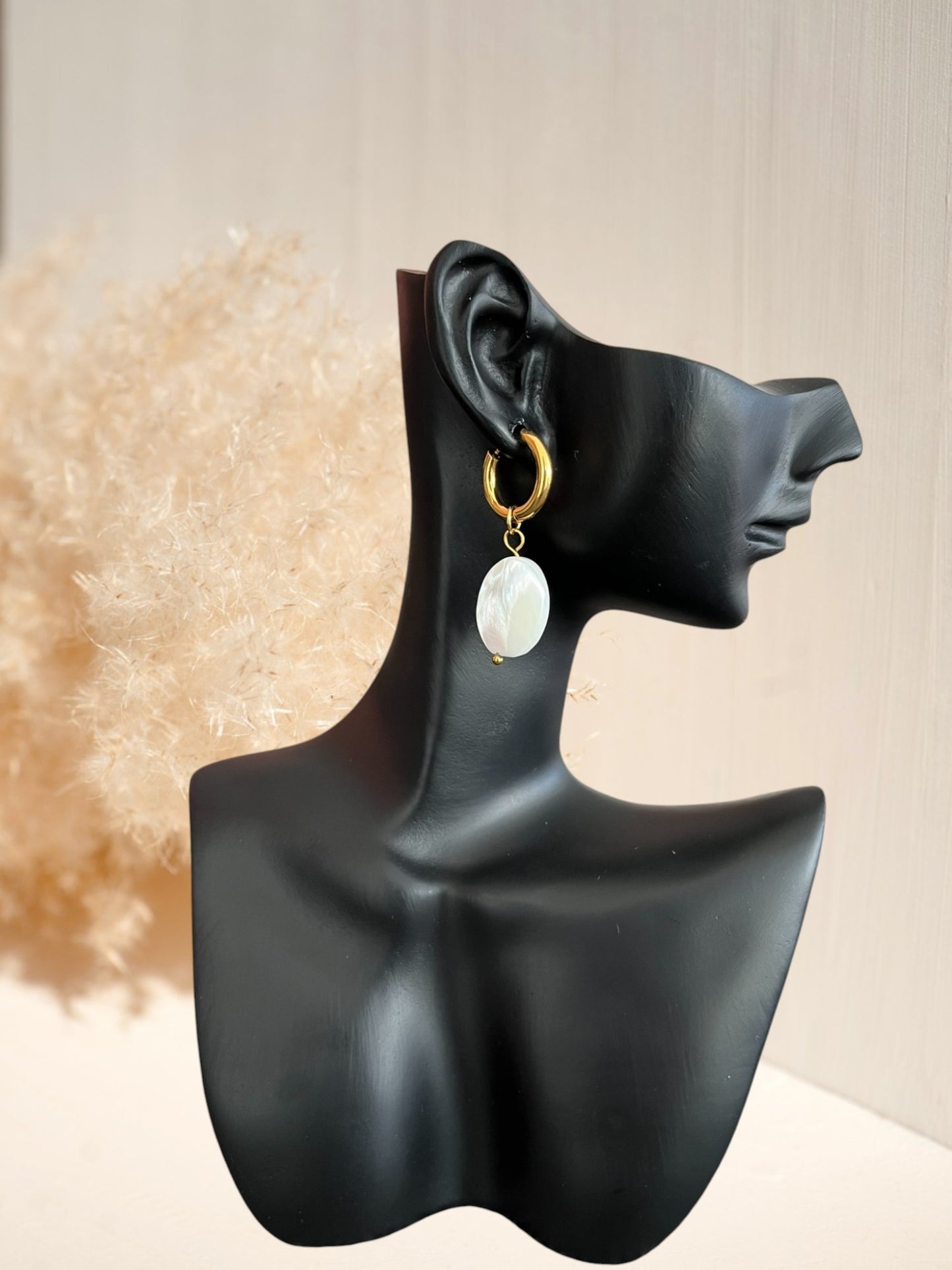 Boucles d'oreilles créoles fantaisie faites à la main.
Créoles en acier inoxydable doré de 15mm.
Pendants de forme ovale en nacre naturelle.
Bijou fantaisie fait main.