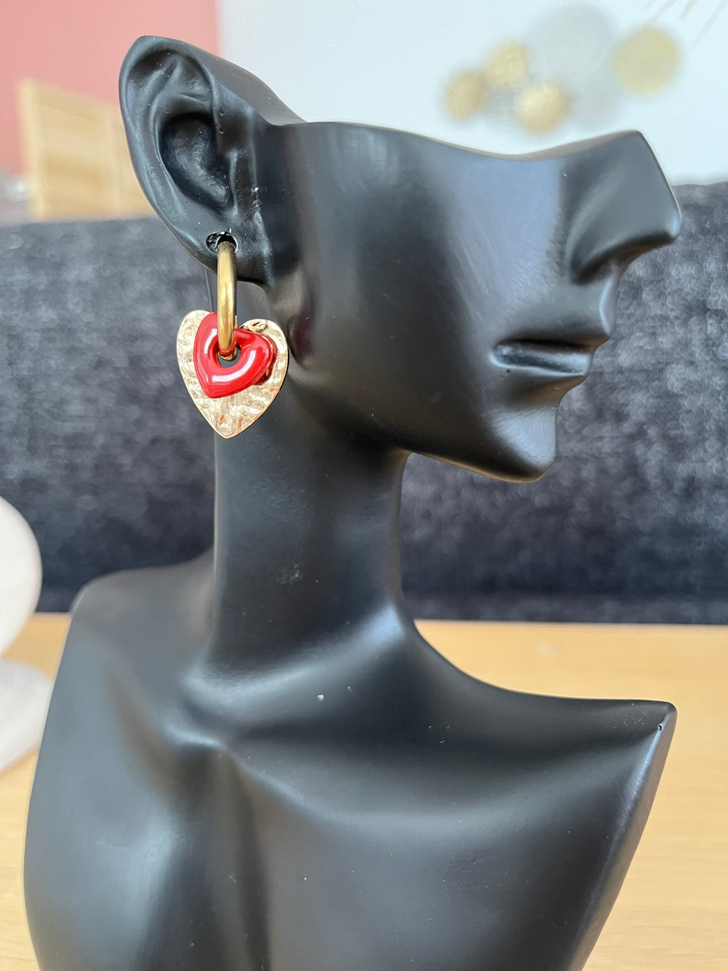Boucles d'oreilles fantaisie fait main.
Créoles en acier inoxydable doré avec un coeur martelé doré et un coeur émaillé rouge foncé, bordeaux.
Bijoux fantaisie fait main.