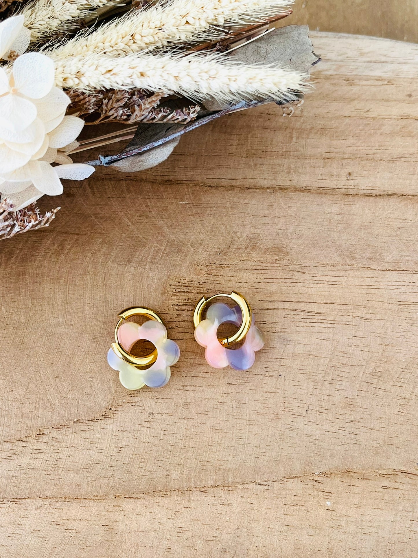 Boucles d'oreilles créoles fantaisie faites main.
Créoles en acier inoxydable doré de 15mm.
Fleur en acrylique de 18mm dans les tons jaune et saumon pastel.
Bijou fantaisie fait main.
