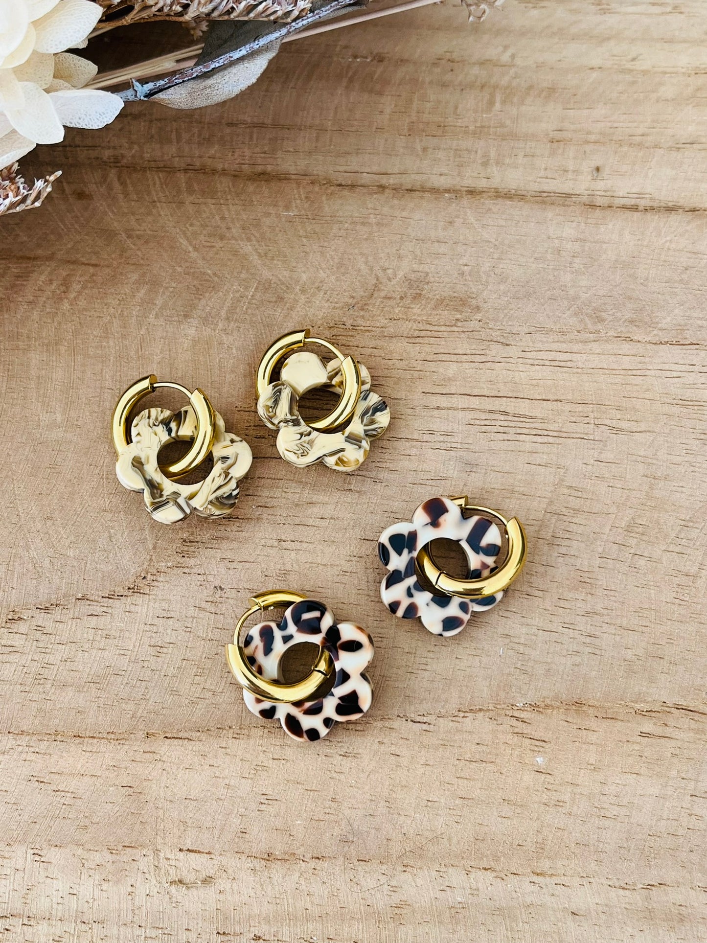 Boucles d'oreilles créoles fantaisie faites main.
Créoles en acier inoxydable doré de 15mm.
Fleur en acrylique de 18mm dans les tons de marrons.
Bijou fantaisie fait main.