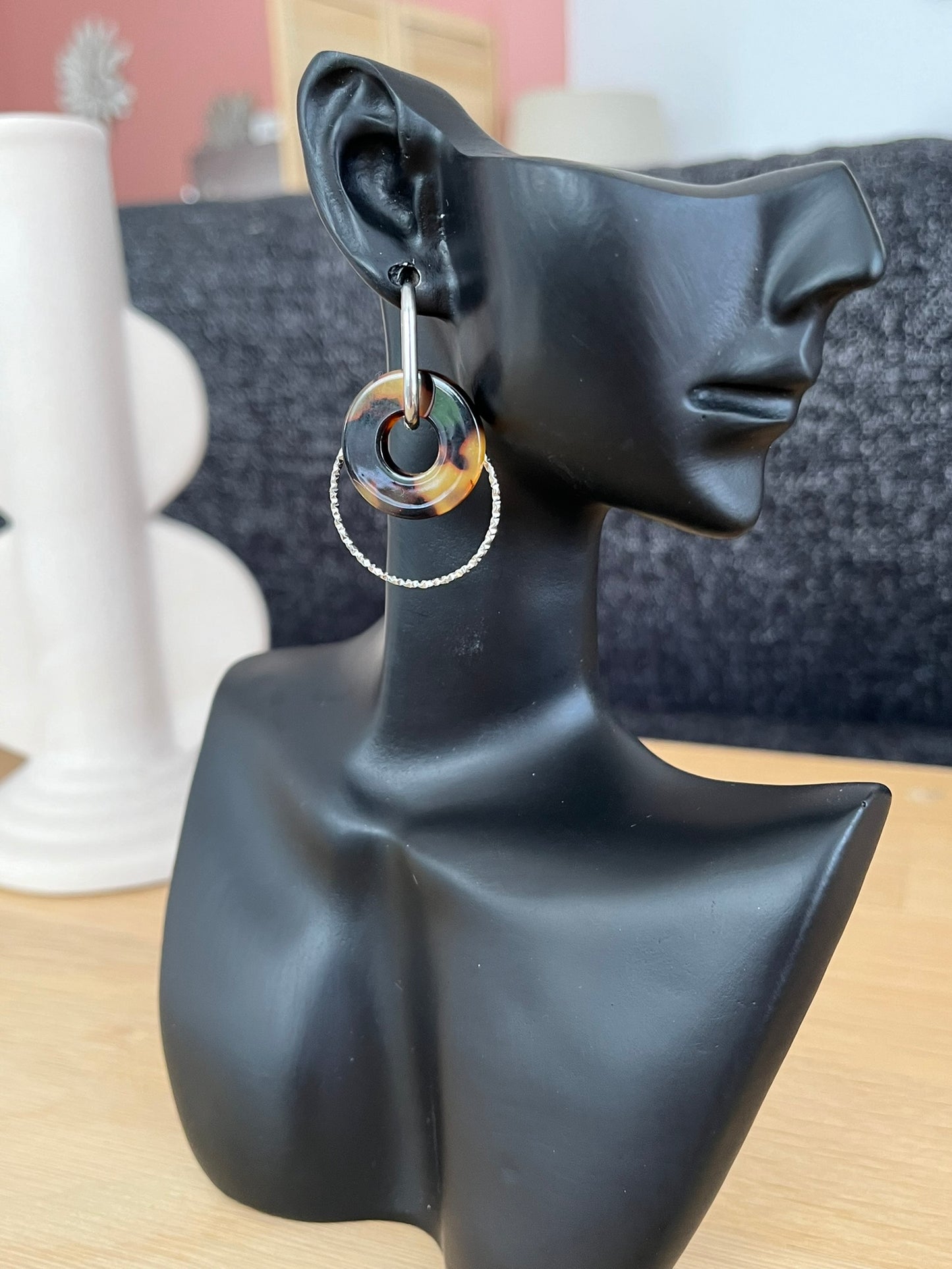 Boucles d'oreilles créoles en acier inoxydable.
Pendentif donut en acrylique écaille de tortue marron et noir.
Bijou fantaisie fait main.