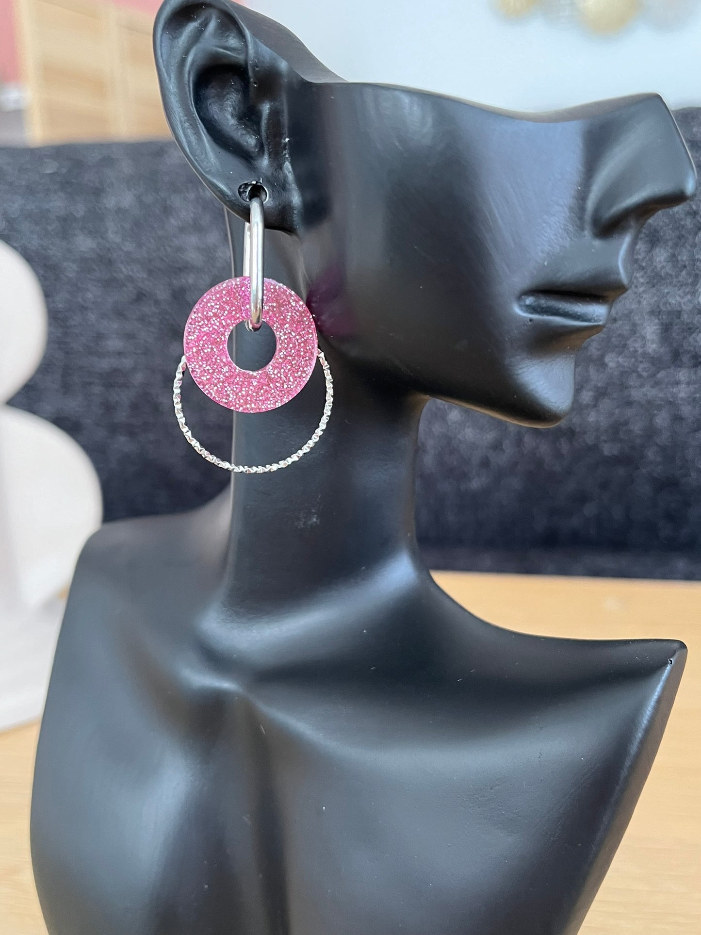 Boucles d'oreilles créoles en acier inoxydable.
Pendentif donut en acrylique écaille de tortue rose pailleté.
Bijou fantaisie fait main.