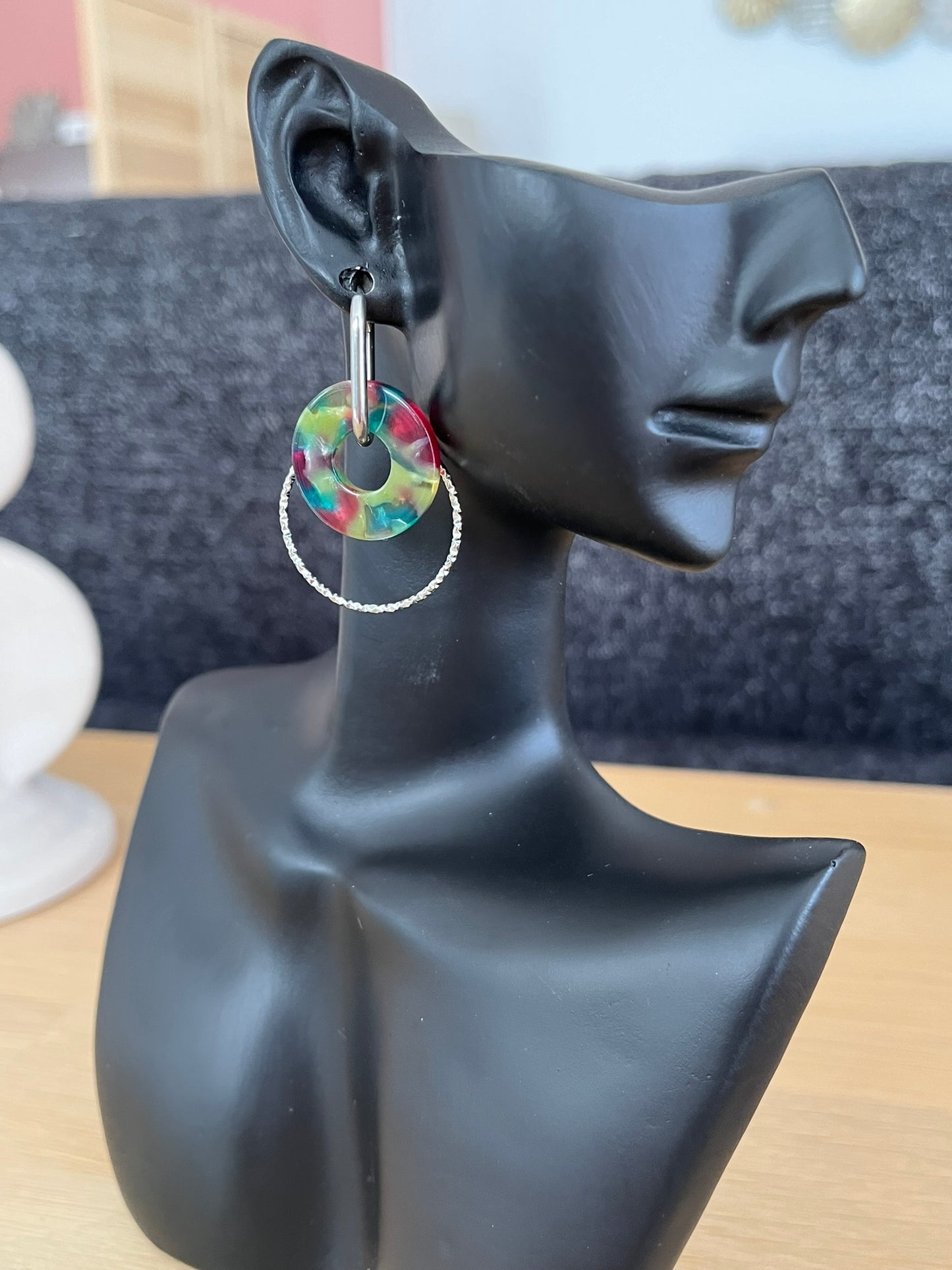 Boucles d'oreilles créoles en acier inoxydable.
Pendentif donut en acrylique dans les teintes turquoise, violet.
Bijou fantaisie fait main.