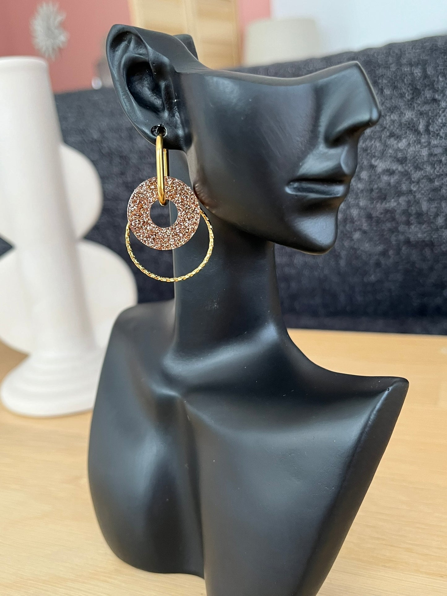 Boucles d'oreilles créoles en acier inoxydable doré.
Pendentif donut en acrylique imprimé bronze pailleté.
Bijou fantaisie fait main.