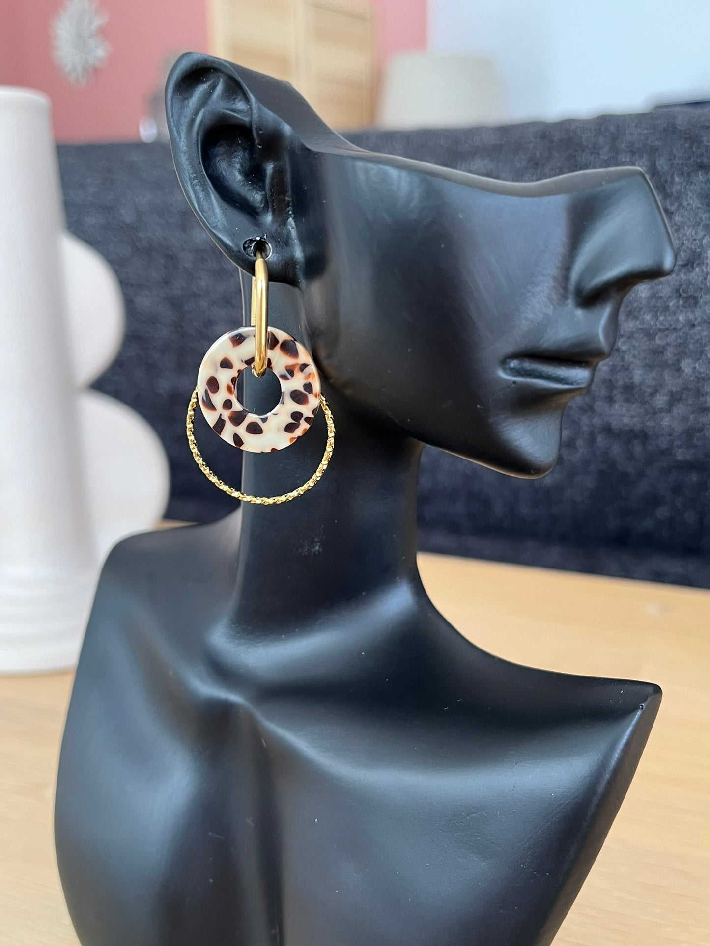 Boucles d'oreilles créoles en acier inoxydable doré.
Pendentif donut en acrylique imprimé terrazzo marron.
Bijou fantaisie fait main.