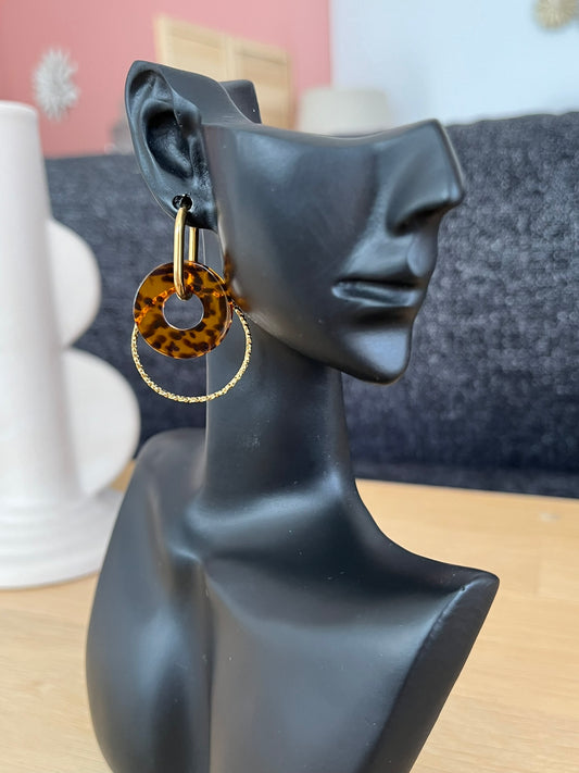 Boucles d'oreilles créoles en acier inoxydable doré.
Pendentif donut en acrylique imprimé terrazzo marron.
Bijou fantaisie fait main.