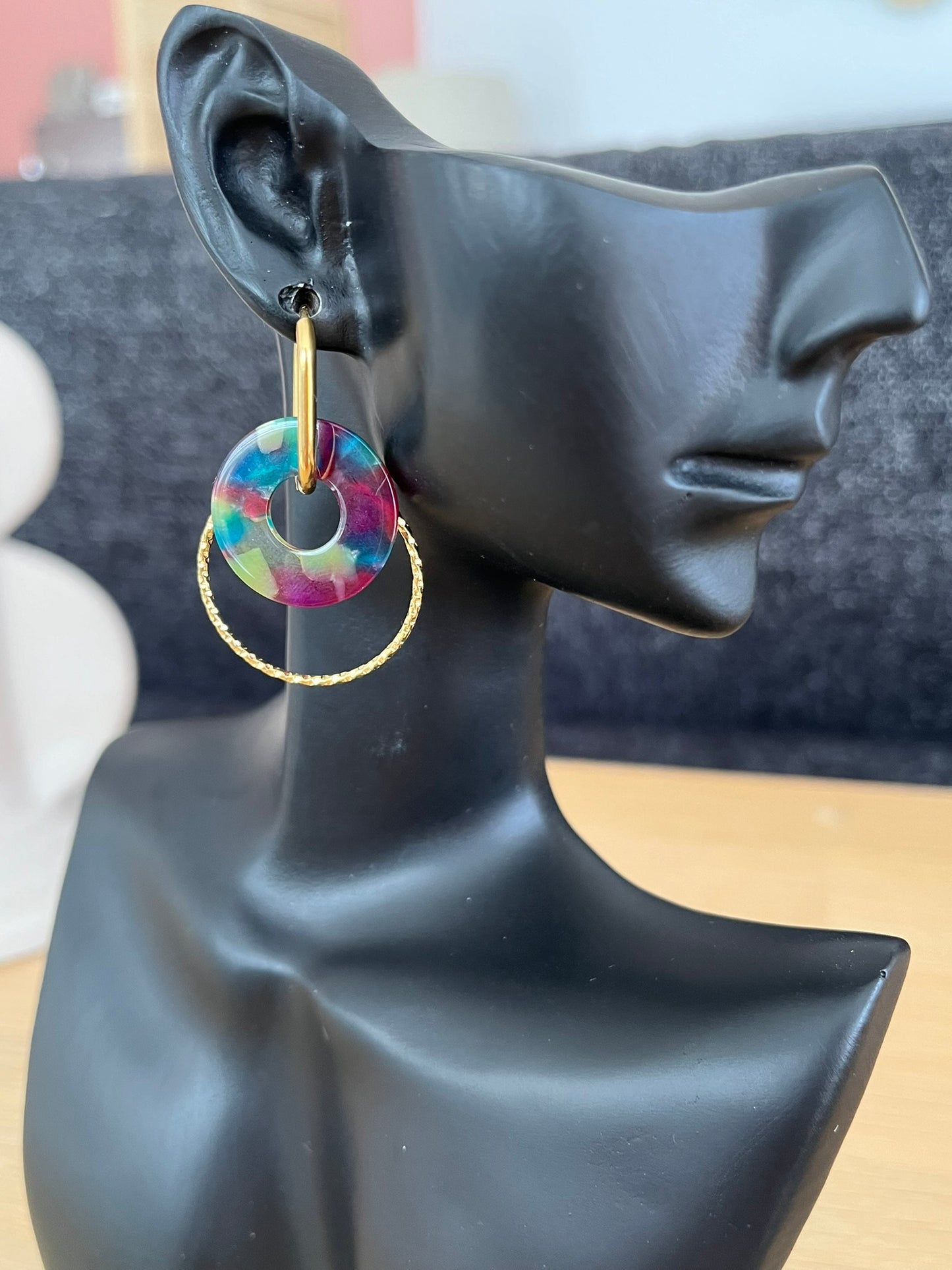 Boucles d'oreilles créoles en acier inoxydable doré.
Pendentif donut en acrylique dans les teintes turquoise et violet.
Bijou fantaisie fait main.