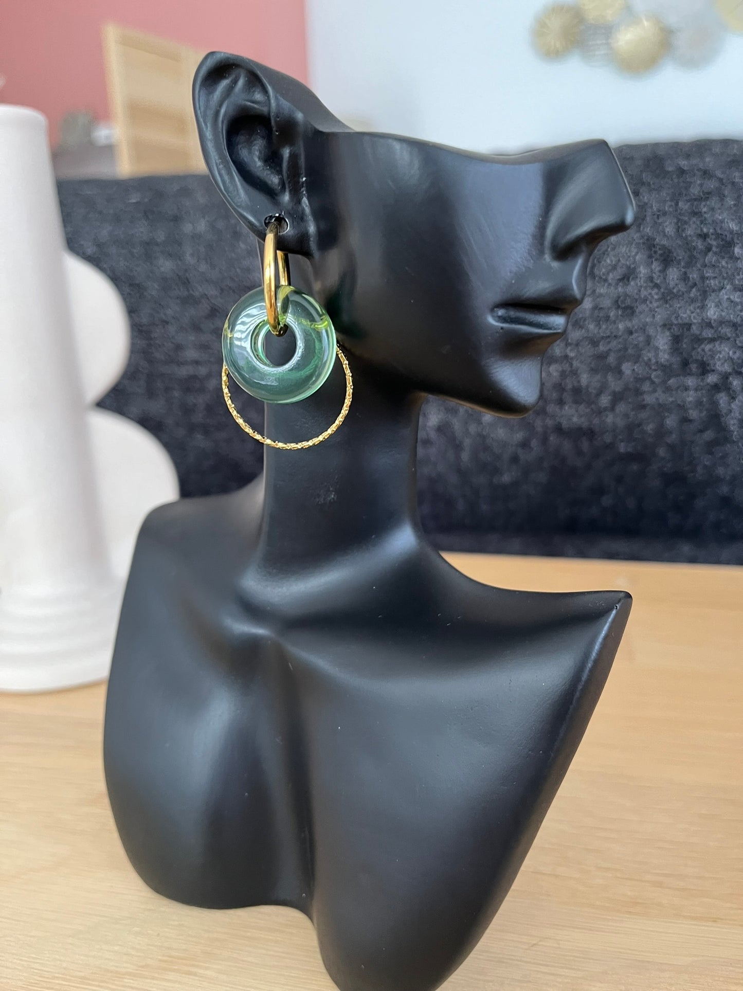 Boucles d'oreilles fantaisie fait main.
Créoles rondes en acier inoxydable doré avec pendentif donut en résine vert translucide.