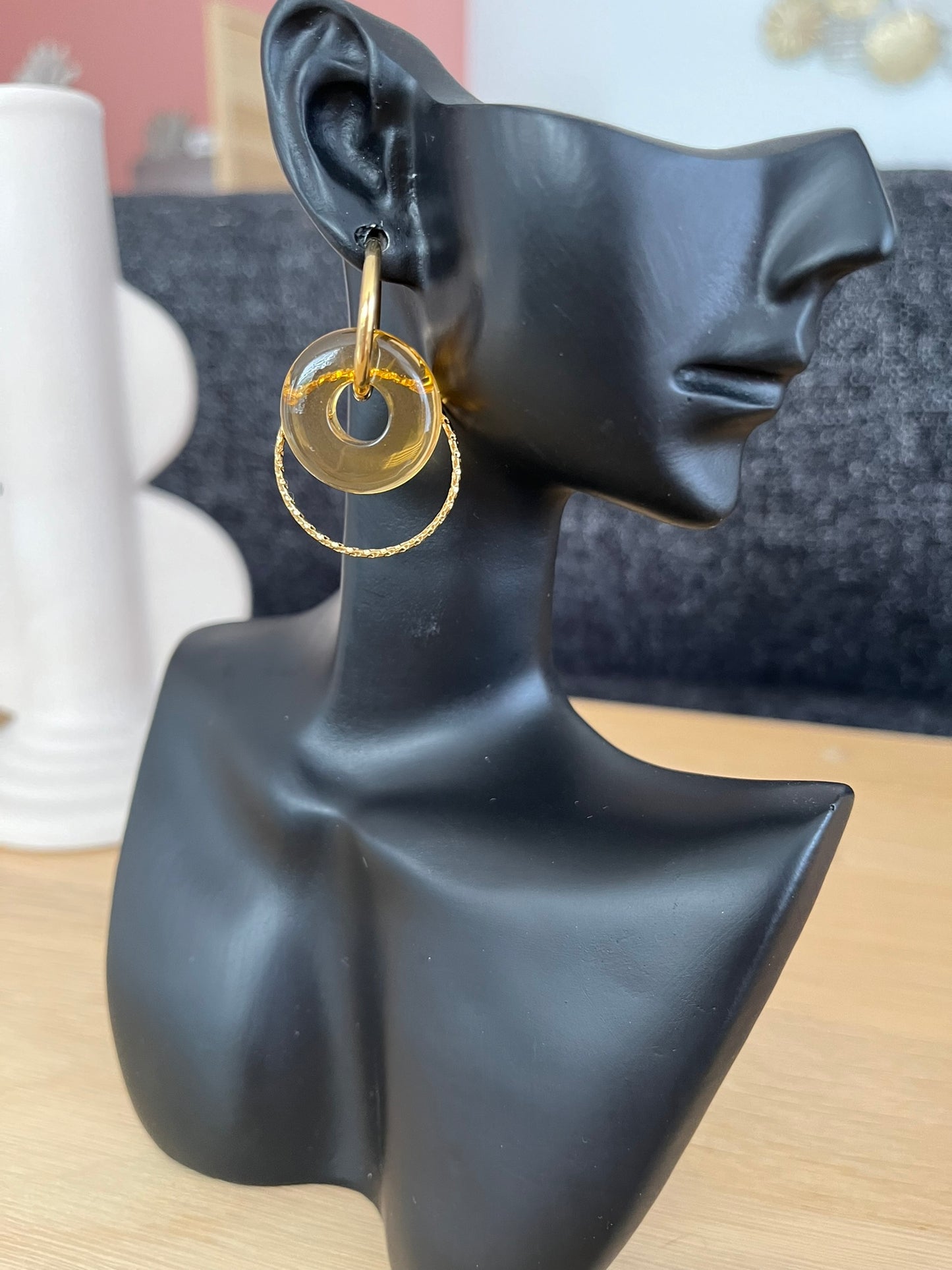 Boucles d'oreilles fantaisie fait main.
Créoles rondes en acier inoxydable doré avec pendentif donut en résine jaune translucide.