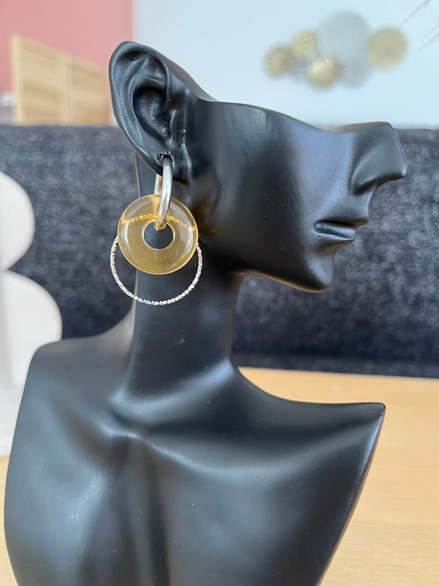 Boucles d'oreilles fantaisie fait main.
Créoles rondes en acier inoxydable couleur argent avec pendentif donut en résine jaune translucide.