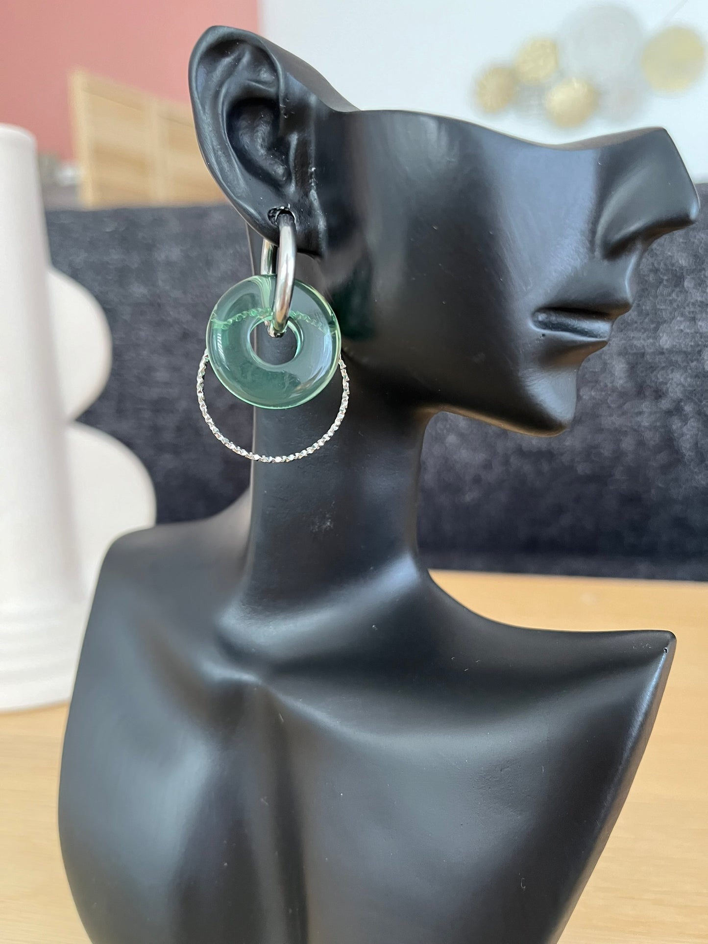 Boucles d'oreilles fantaisie fait main.
Créoles rondes en acier inoxydable couleur argent avec pendentif donut en résine vert translucide.