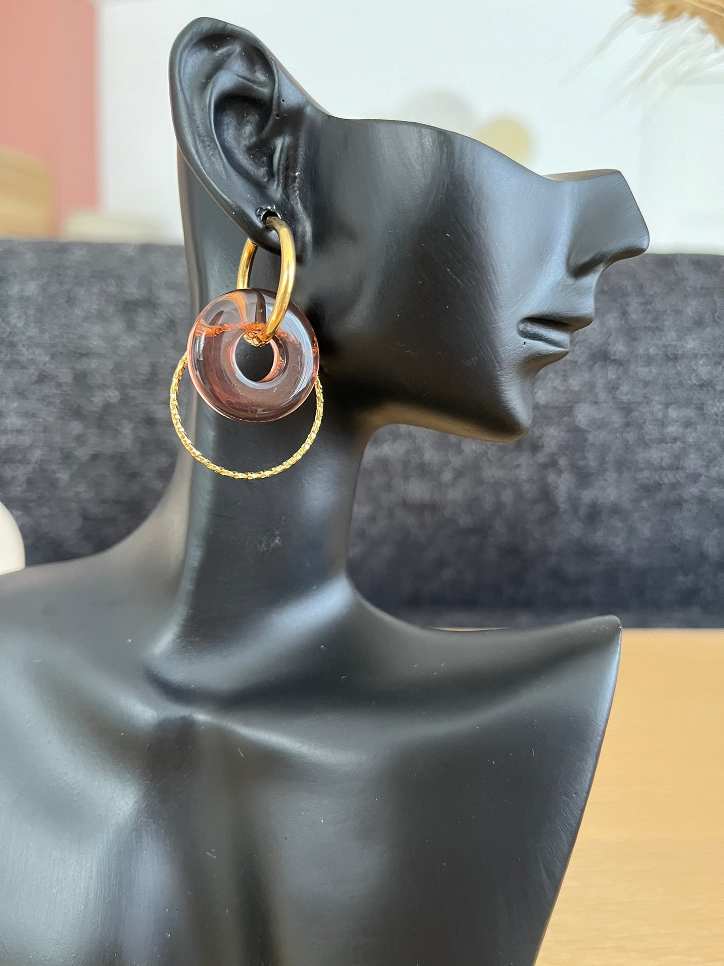 Boucles d'oreilles fantaisie fait main.
Créoles rondes en acier inoxydable doré avec pendentif donut en résine terracotta translucide.