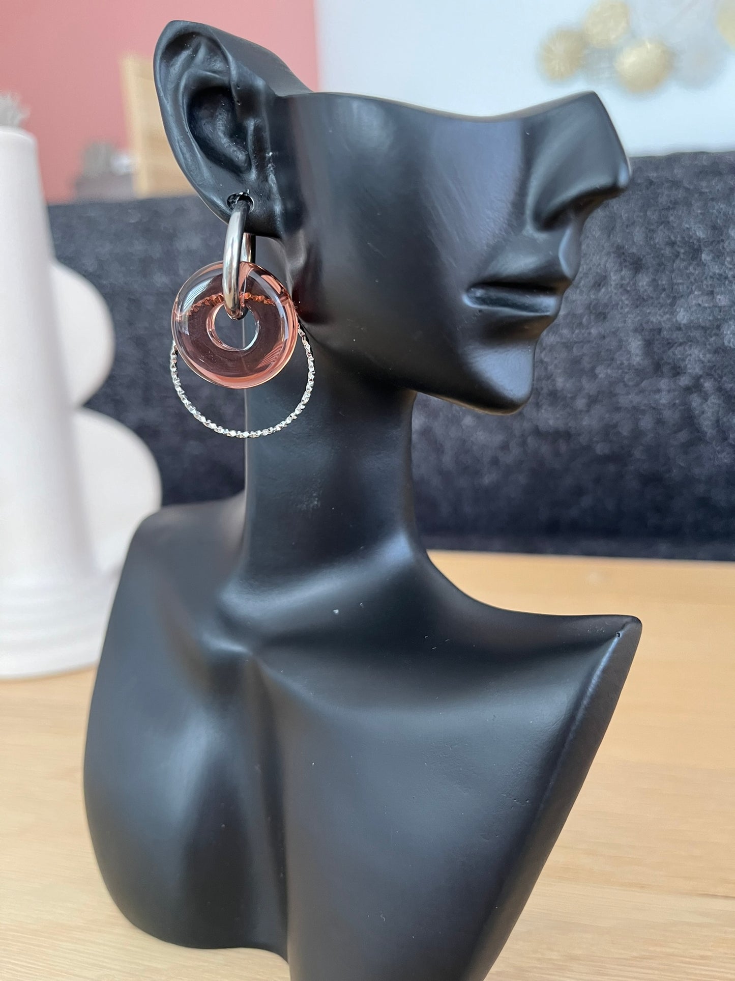 Boucles d'oreilles fantaisie fait main.
Créoles rondes en acier inoxydable couleur argent avec pendentif donut en résine terracotta translucide.