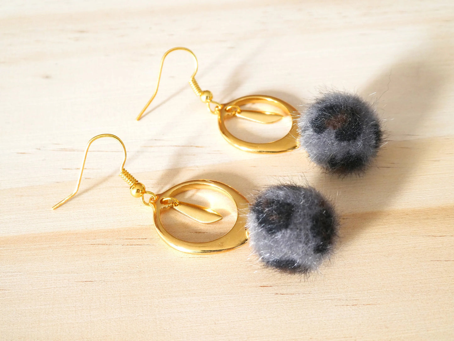 Boucles d'oreilles MELINA - doré et pompon boule léopard gris