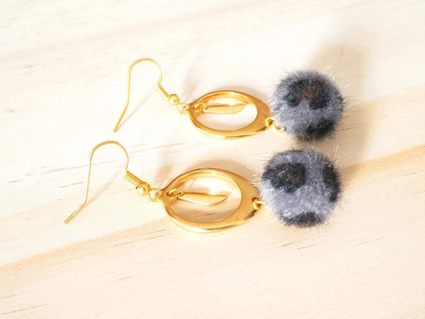 Boucles d'oreilles MELINA - doré et pompon boule léopard gris