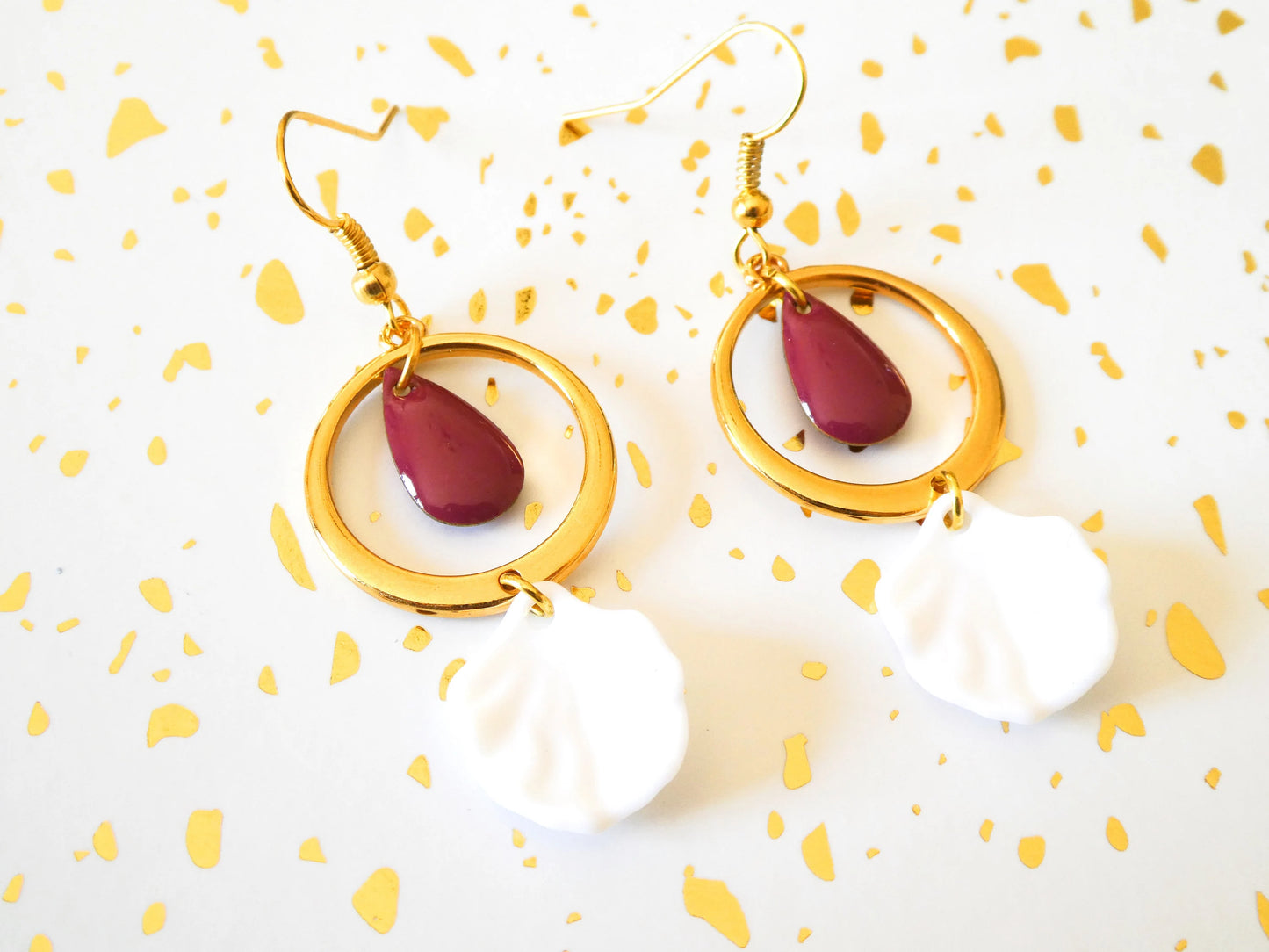 Boucles d'oreilles PETULA - doré, sequin framboise, pétale blanche