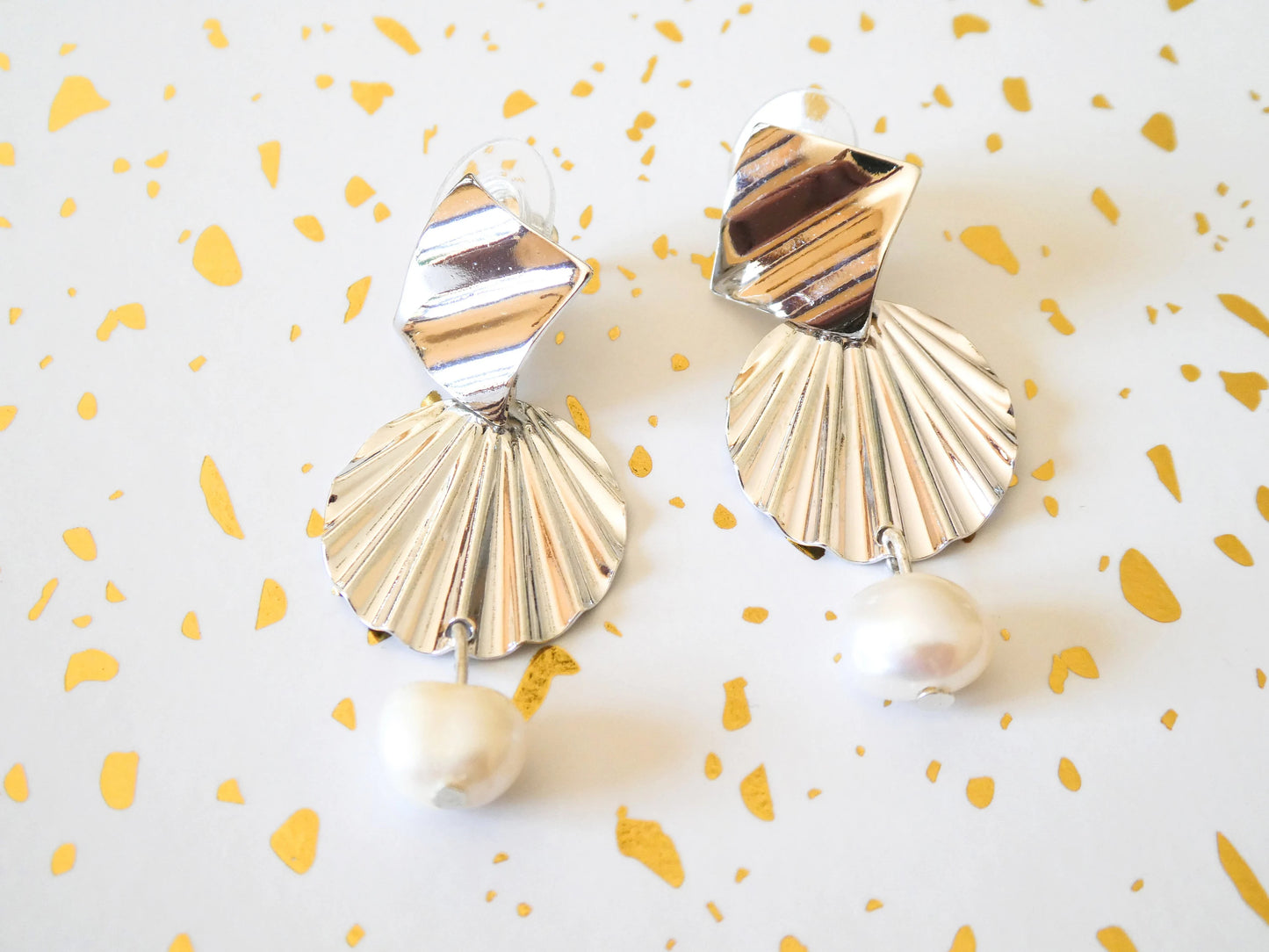 Boucles d'oreilles GARANCE - argentées et perle d'eau douce