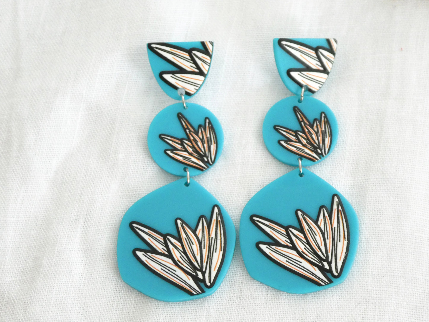 Boucles d'oreilles BLUE - acrylique bleu et feuillage blanc