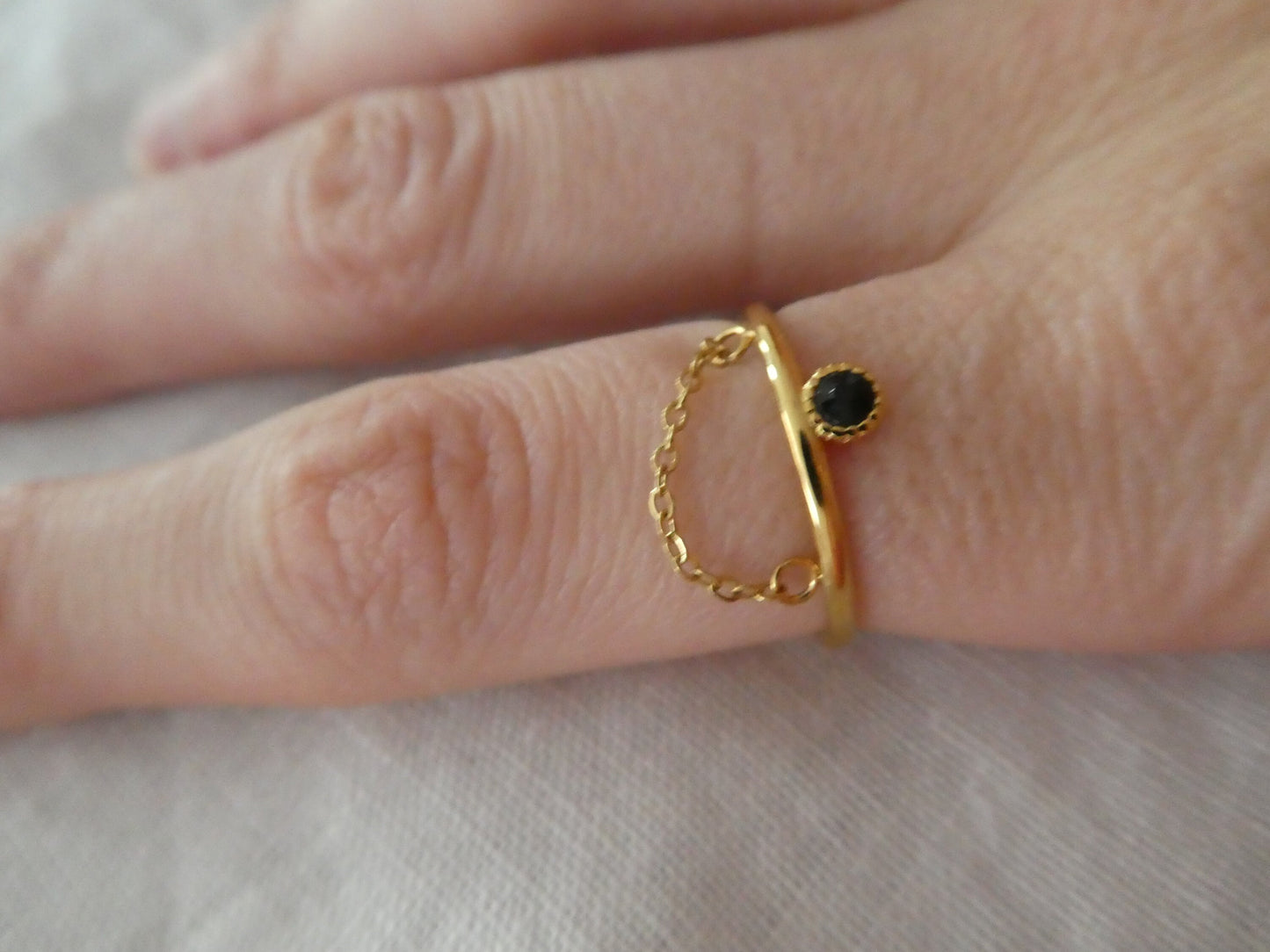 Bague acier doré et strass noir