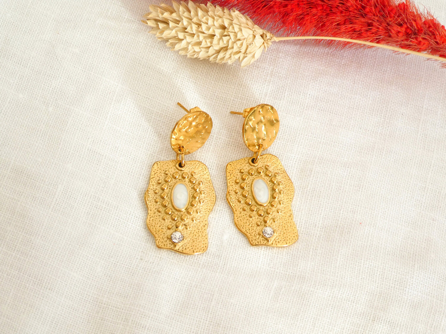 Boucles d'oreilles ethniques CASSANDRE - acier inoxydable doré, nacre et strass