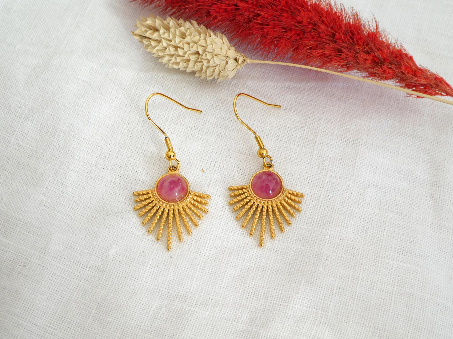 Boucles d'oreilles SOLAL - Soleil en acier inoxydable doré, cabochon rose fuchsia