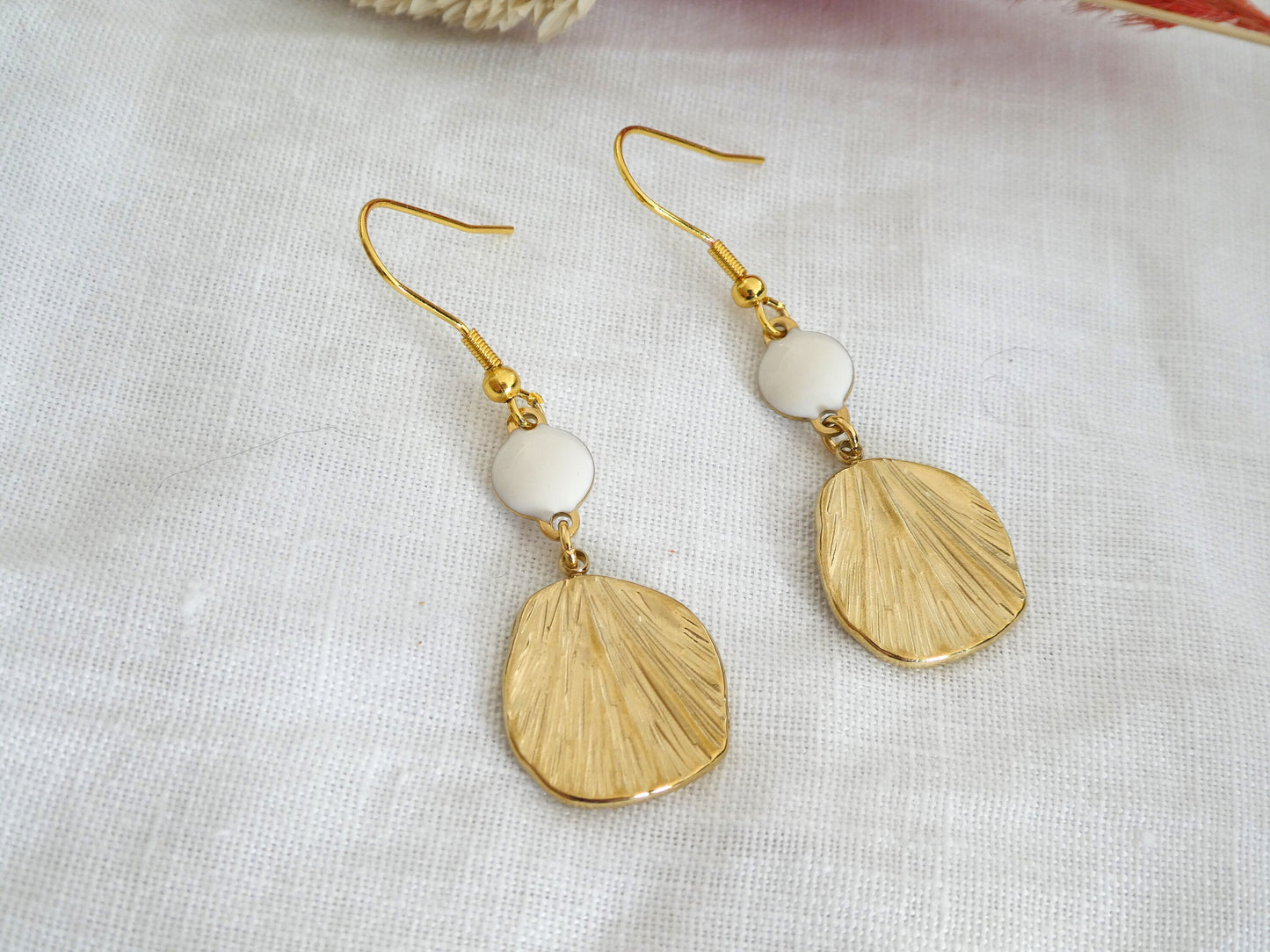 Boucles d'oreilles LINA - acier inoxydable doré et émaillé blanc