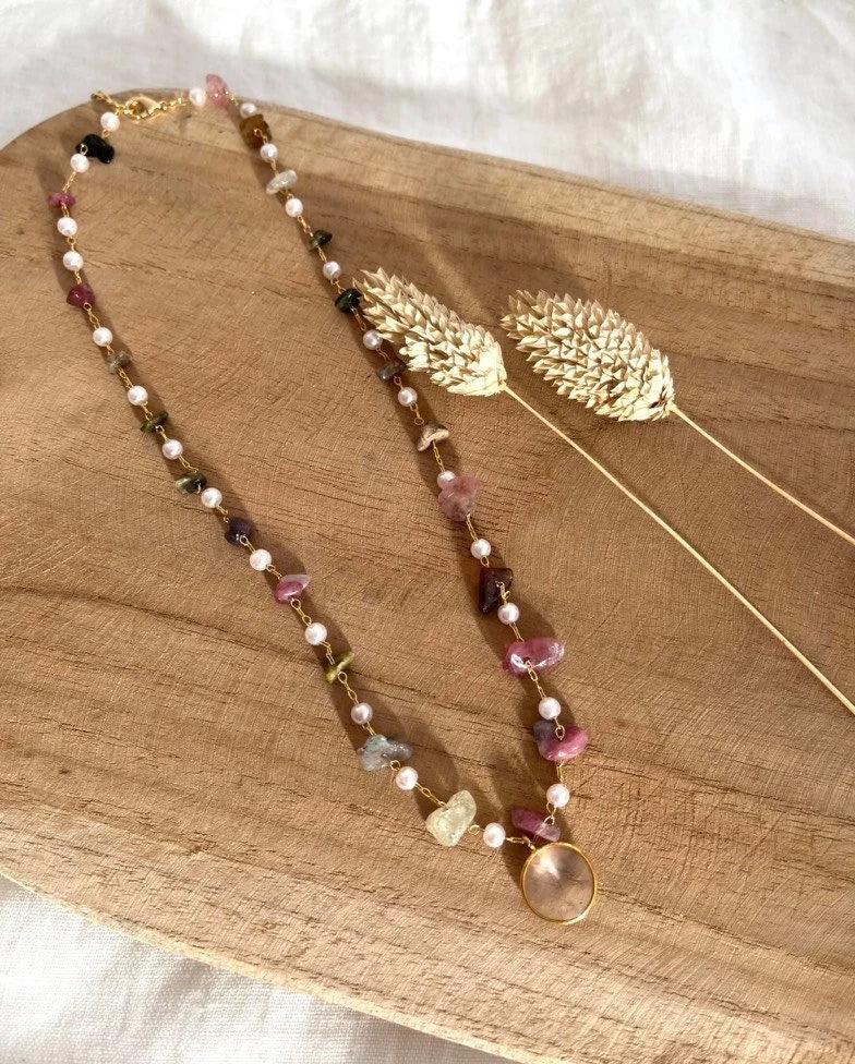 Collier ALBAN - chaîne perlée et pendentif en quartz rose