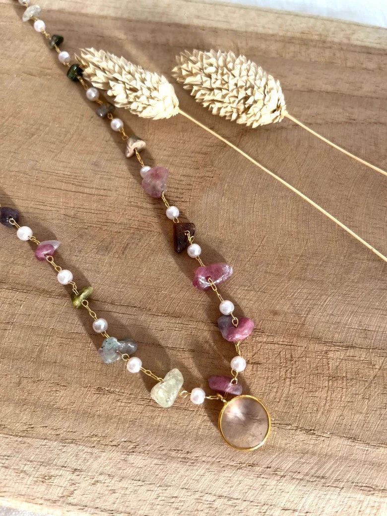 Collier ALBAN - chaîne perlée et pendentif en quartz rose