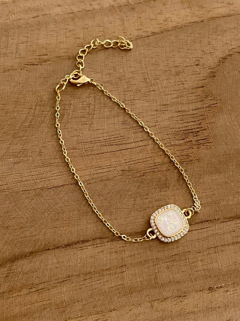 Bracelet EDOUARD - doré , carré en strass et résine nacrée.