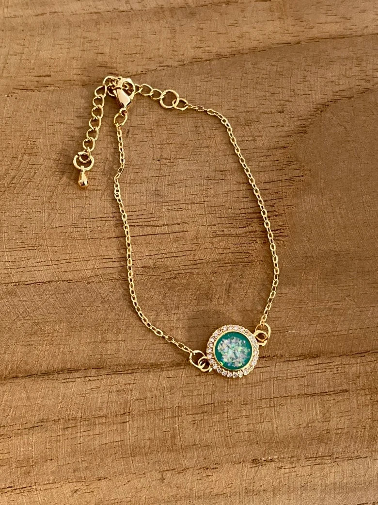 Bracelet HUGO - doré, rond en strass et résine nacrée.