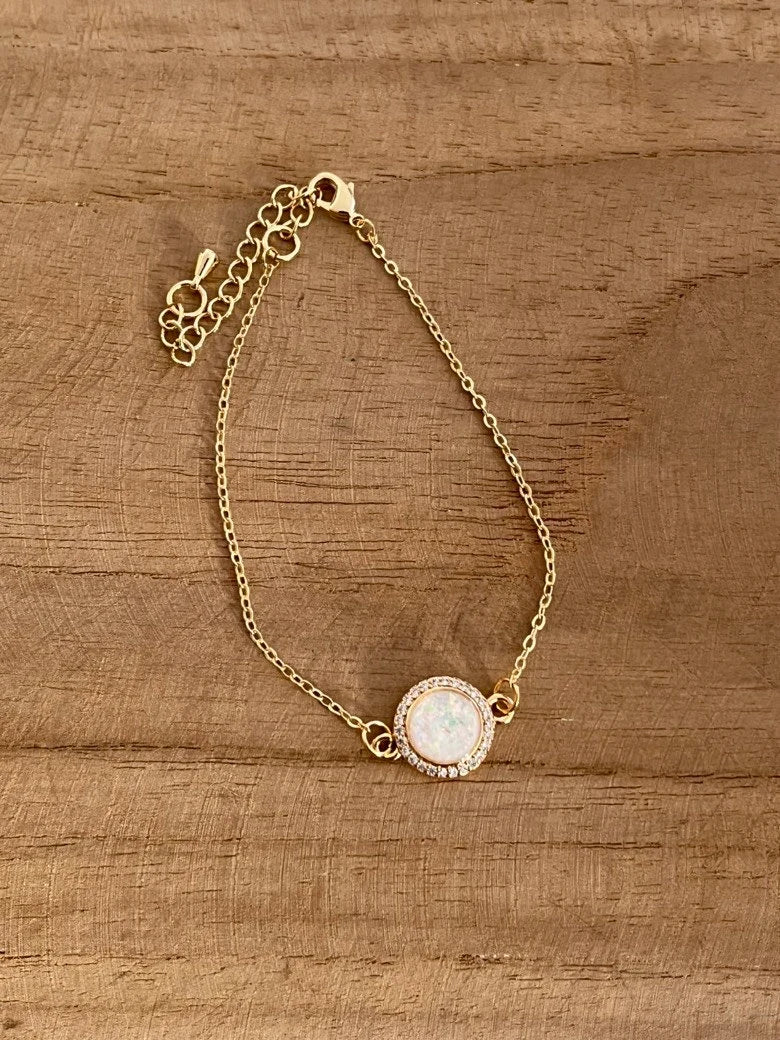 Bracelet HUGO - doré, rond en strass et résine nacrée.